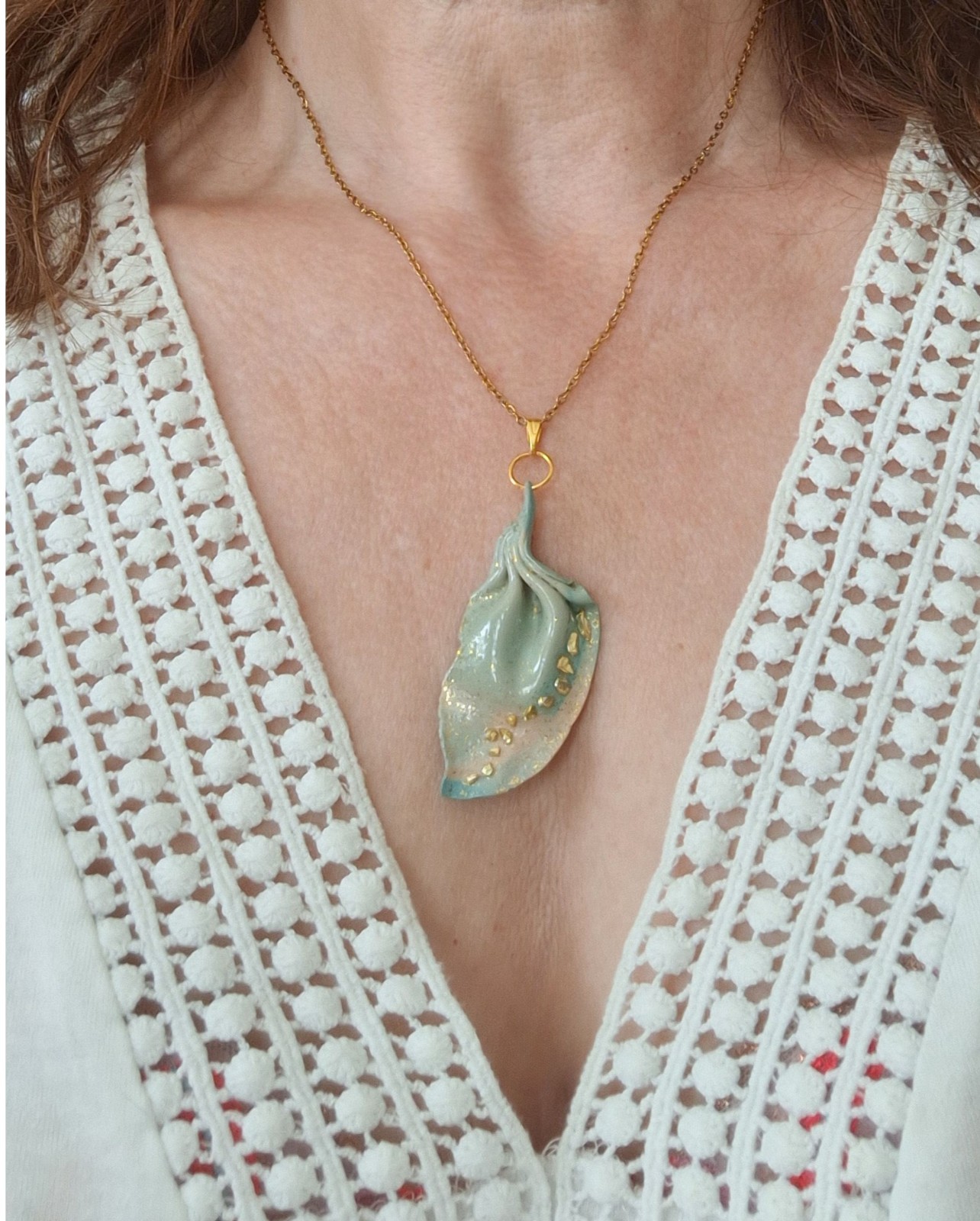 Handgemaakte licht turquoise hanger van klei - boho statement ketting… - 139304 Handgemaakte licht turquoise hanger van klei - boho statement ketting - speciaal verjaardagsgeschenk vriendin