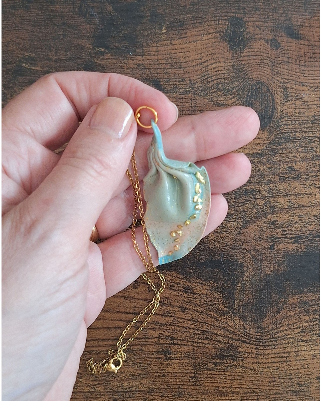 Handgemaakte licht turquoise hanger van klei - boho statement ketting… - 139305 Handgemaakte licht turquoise hanger van klei - boho statement ketting - speciaal verjaardagsgeschenk vriendin