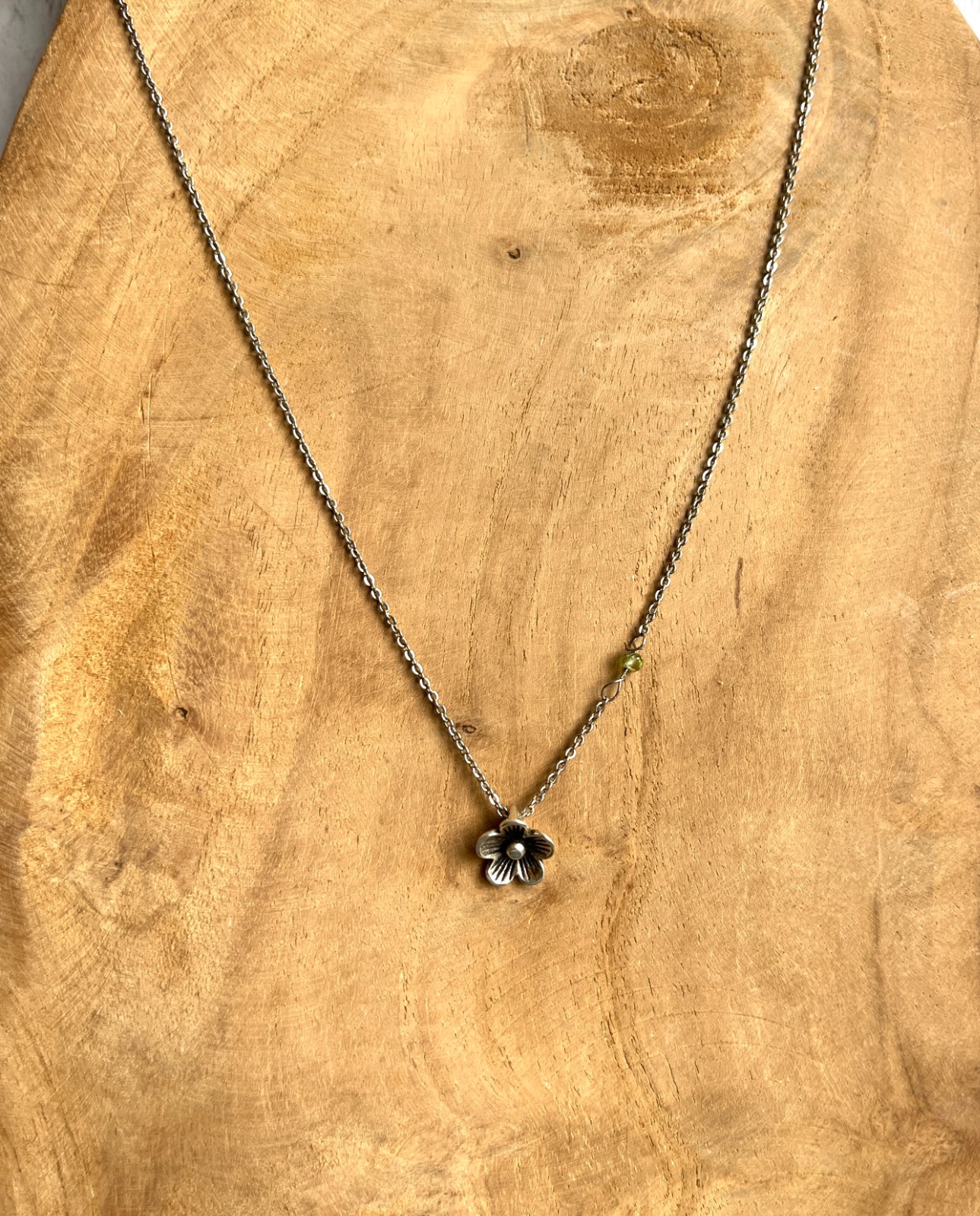 Verzilverde ketting met bloemetje en peridoot kraaltje - 83628 Verzilverde ketting met bloemetje en peridoot kraaltje