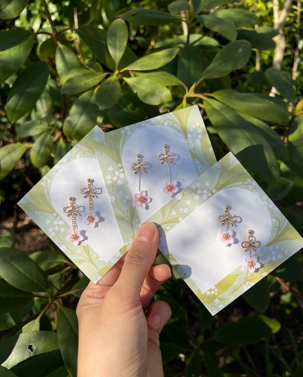 Micro gehaakte kersenbloesem oorbellen met strikje – zacht roze & goud