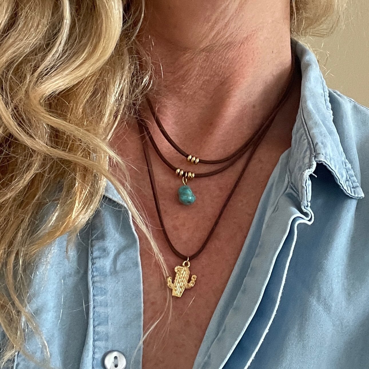 Hippe 3-Lagen Ketting | Bruin Leer + Cactus & Turquoise Steen - 96748 Hippe 3-Lagen Ketting | Bruin Leer + Cactus & Turquoise Steen