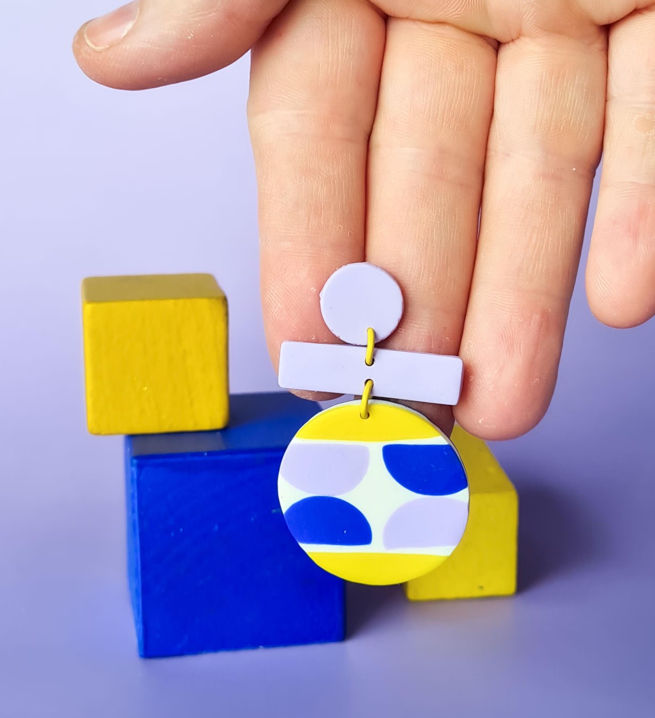 Blue, violet and yellow patterned color block earrings. Handmade polymer clay statement dangles. 80s memphis group, bold dopamine jewelry. - 71663.jpeg Kleurrijke, handgemaakte oorbellen, geel, lila en blauw patroon. Lichtgewicht, dopamine statement Memphis Polymeerklei oorbellen