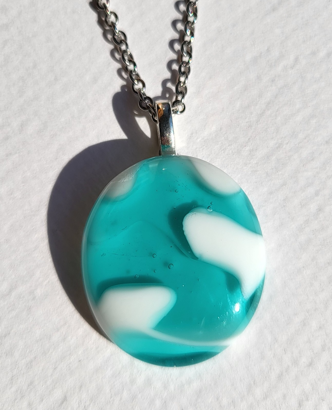 Uniek "Morrocoy Memories" glasfusing hanger - 140049 RVS ketting met uniek "Wolken" glas hanger