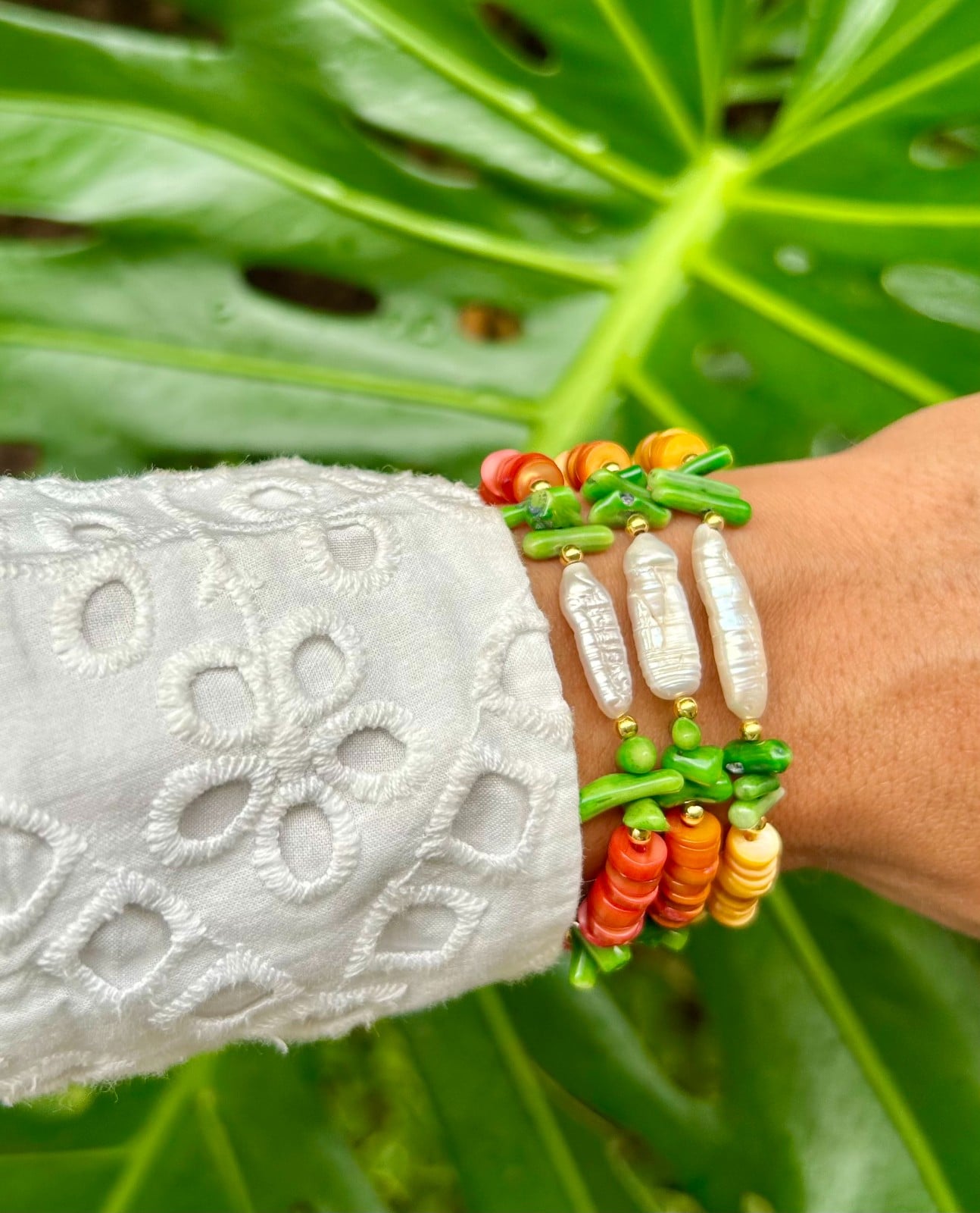 Handgemaakte tropische ocean armbanden met schelpkralen en zoetwaterparel