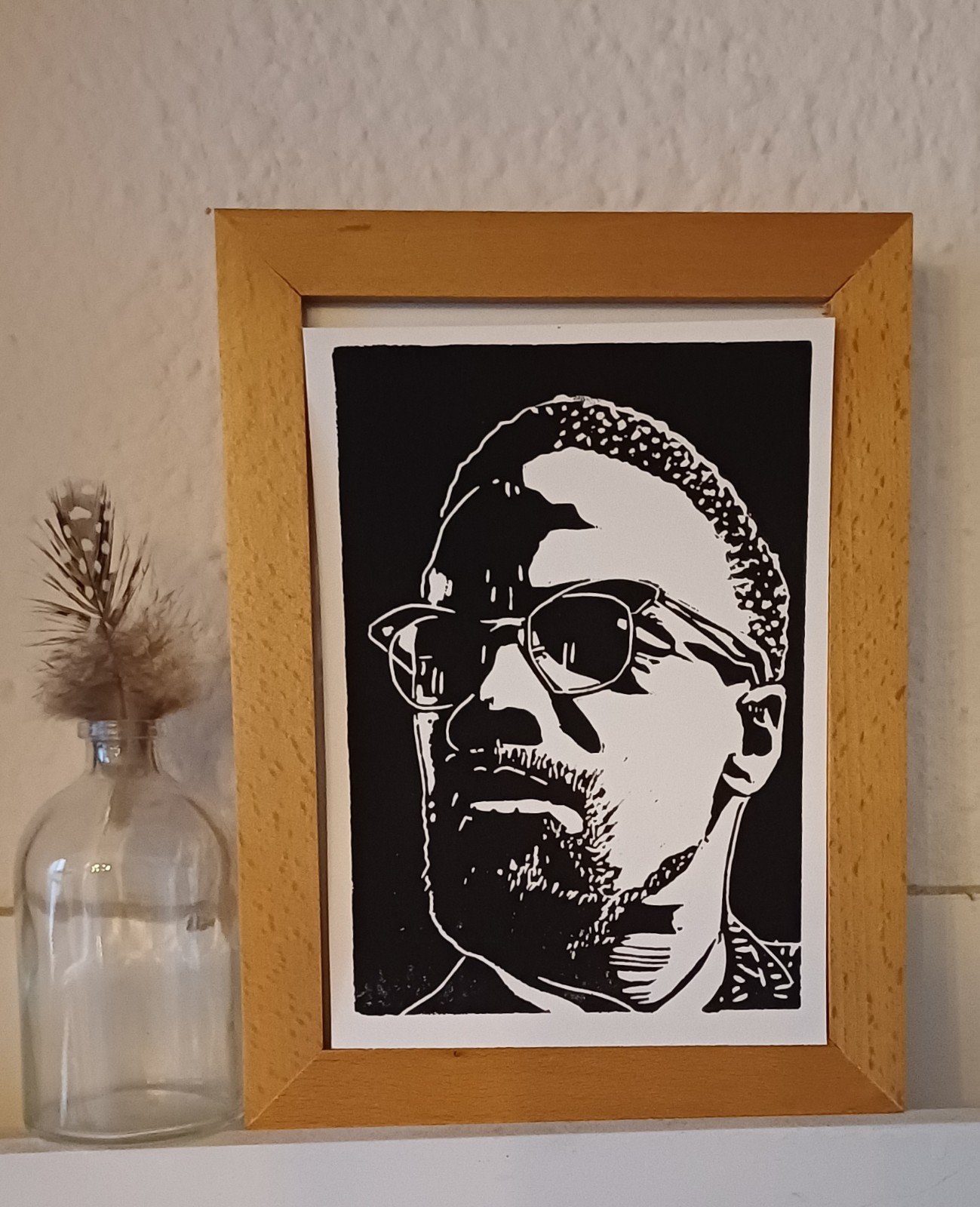 Linoprint ‘Malcolm X’ – handgedrukte A6 zwart-wit portretkaart op 250 grams papier