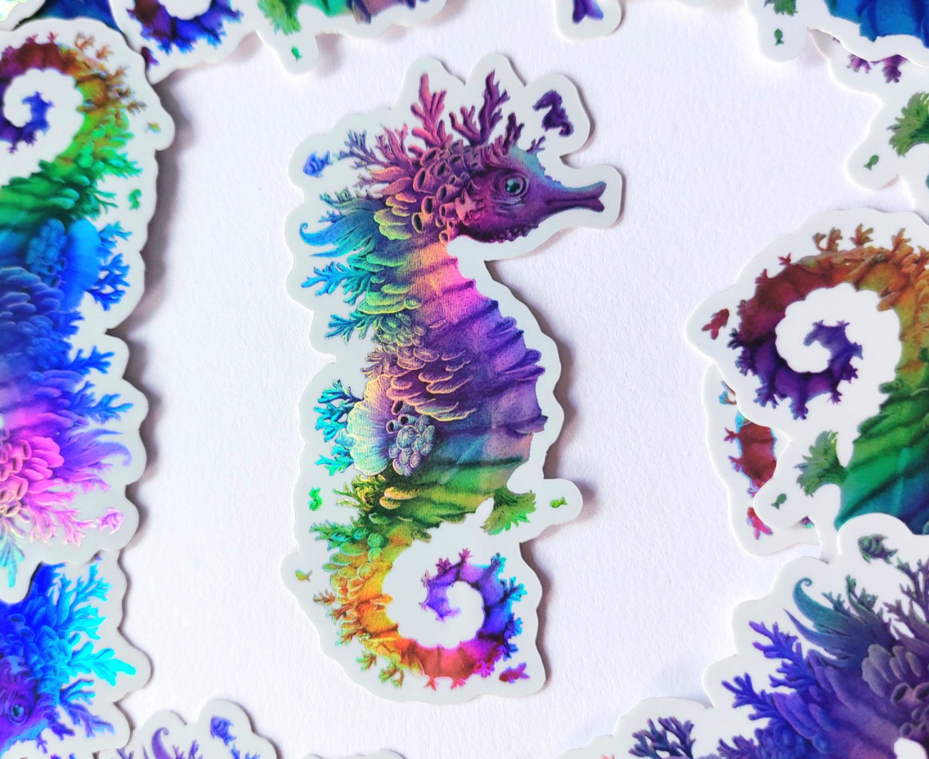 Rainbow coral seahorse, holografische sticker, vaatwasser proof, 4.7x9 cm (1.85x3.45 inch)