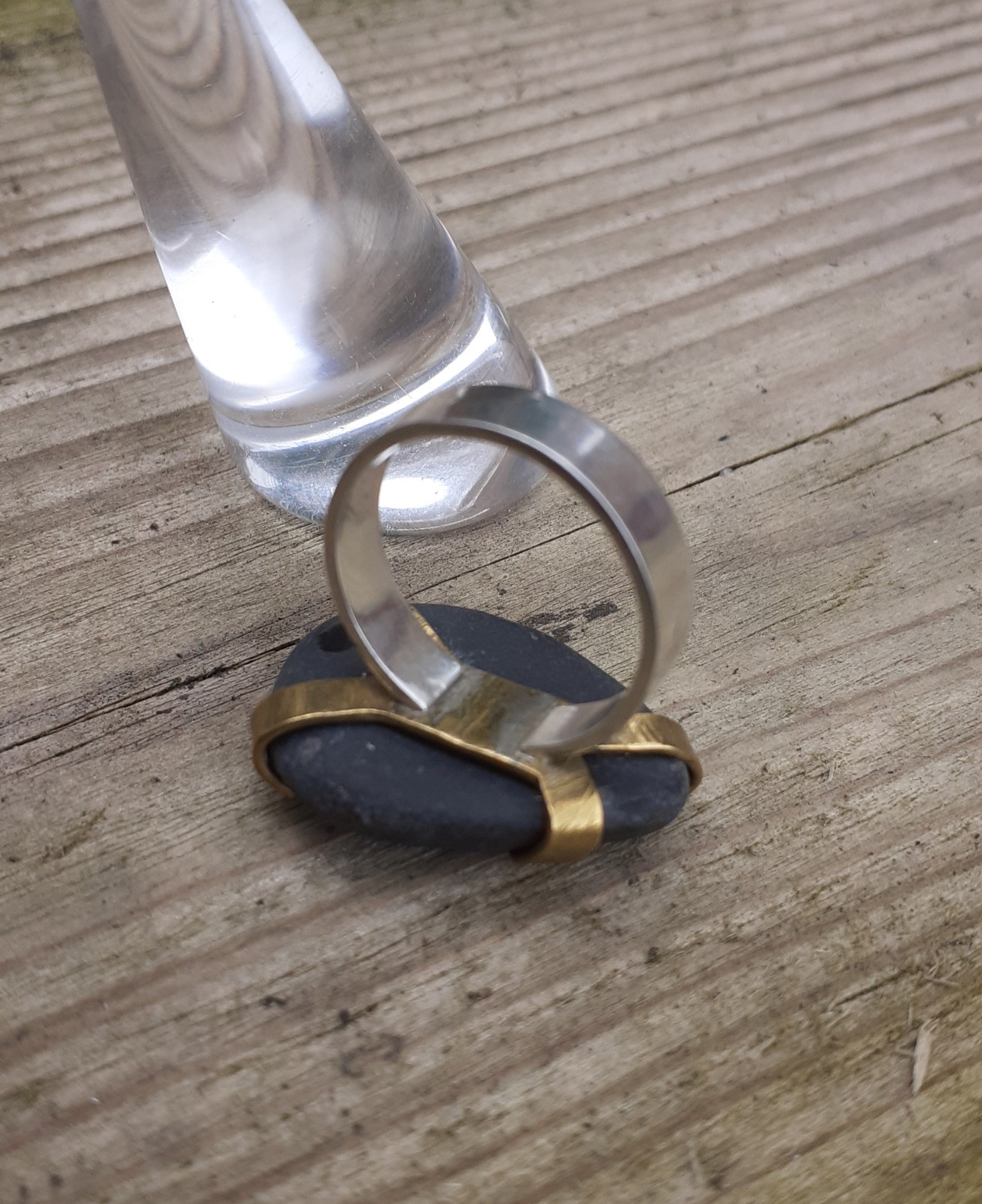 Black Pebble ring, zwarte steen in messing klauwzetting