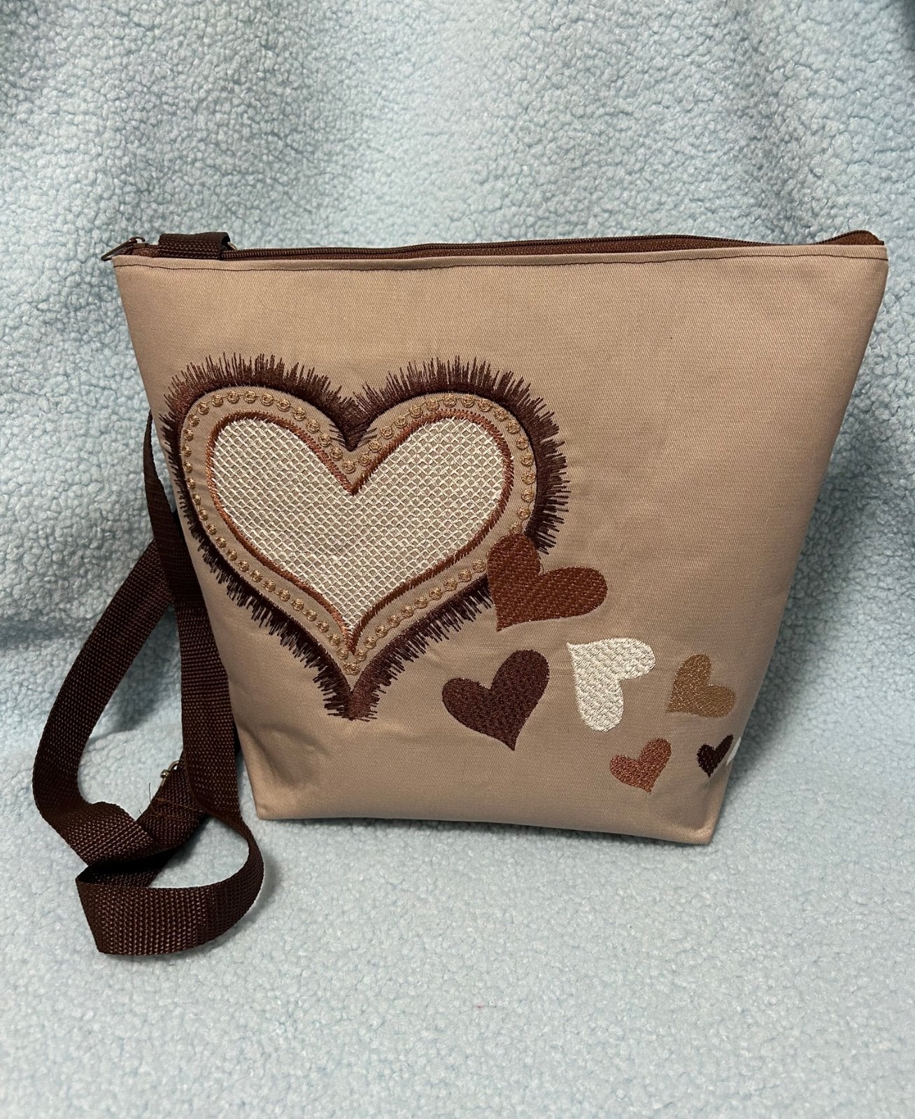 Lichtbeige schoudertas met hartjes " ibiza style " - 57738.jpeg Lichtbeige schoudertas met hartjes " ibiza style "