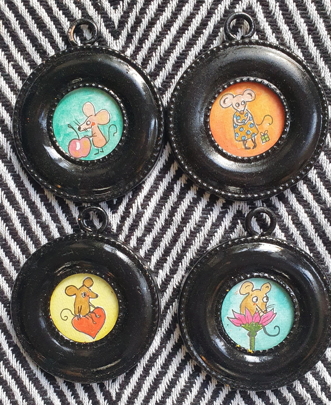 Set van 4 mini schilderijtjes – schattige muisjes – originele aquarel illustraties – ronde zwarte lijstjes – 9 cm – uniek & handgemaaktu