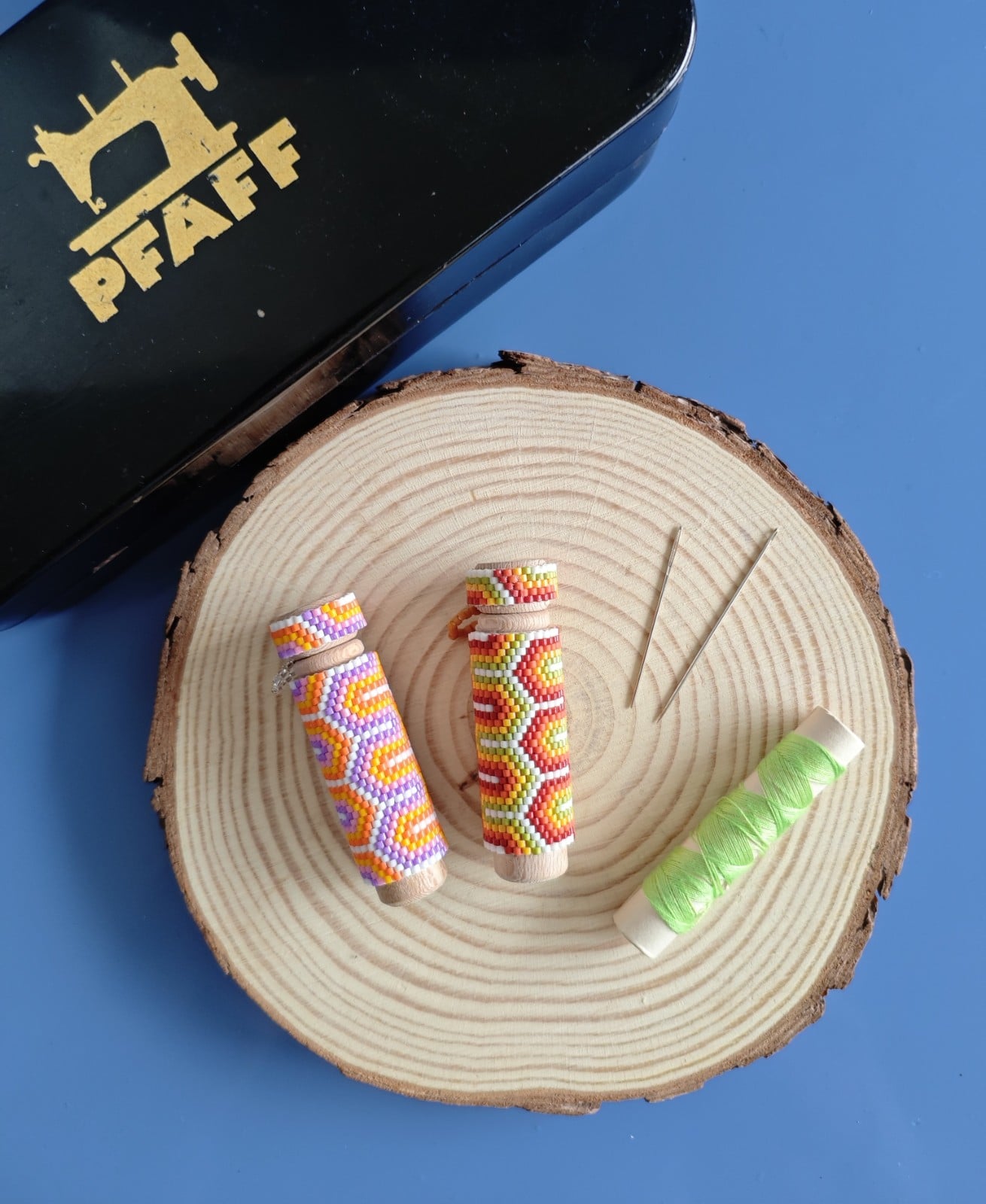 Houten naaldenkoker met kralen, 'retro vibes'