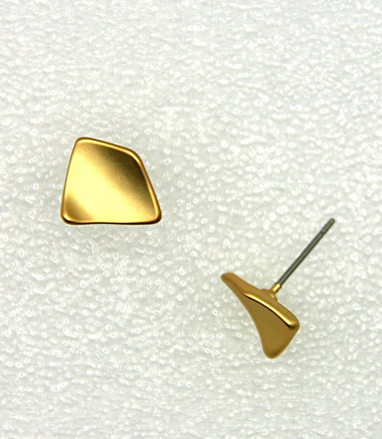 Twisted matte goud knoopoorbellen. - 76788 Twisted matte goud knoopoorbellen.