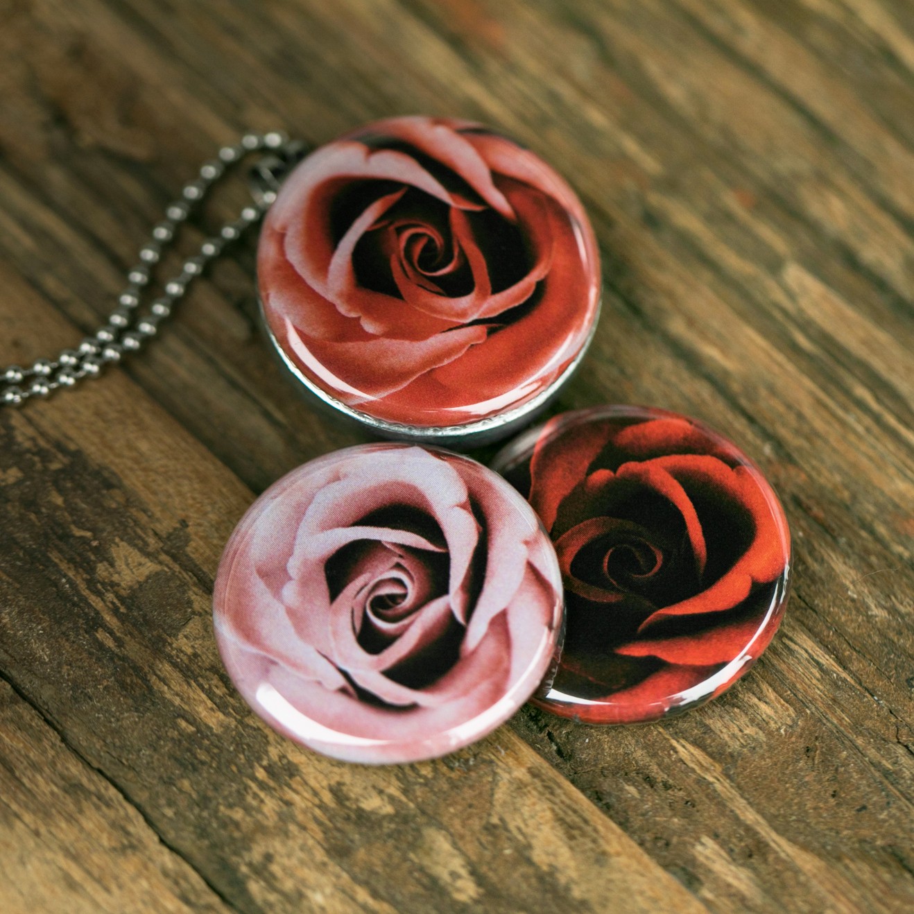 Feeling Rosy - 89027 Fotomedaillon ketting met 3 verschillende verwisselbare voorkanten waarop prachtige close up foto`s van rozen staan, Diep donker rode roos,licht rode roos en zacht roze roos.Voor het dicht bij je dragen van je favoriete foto.