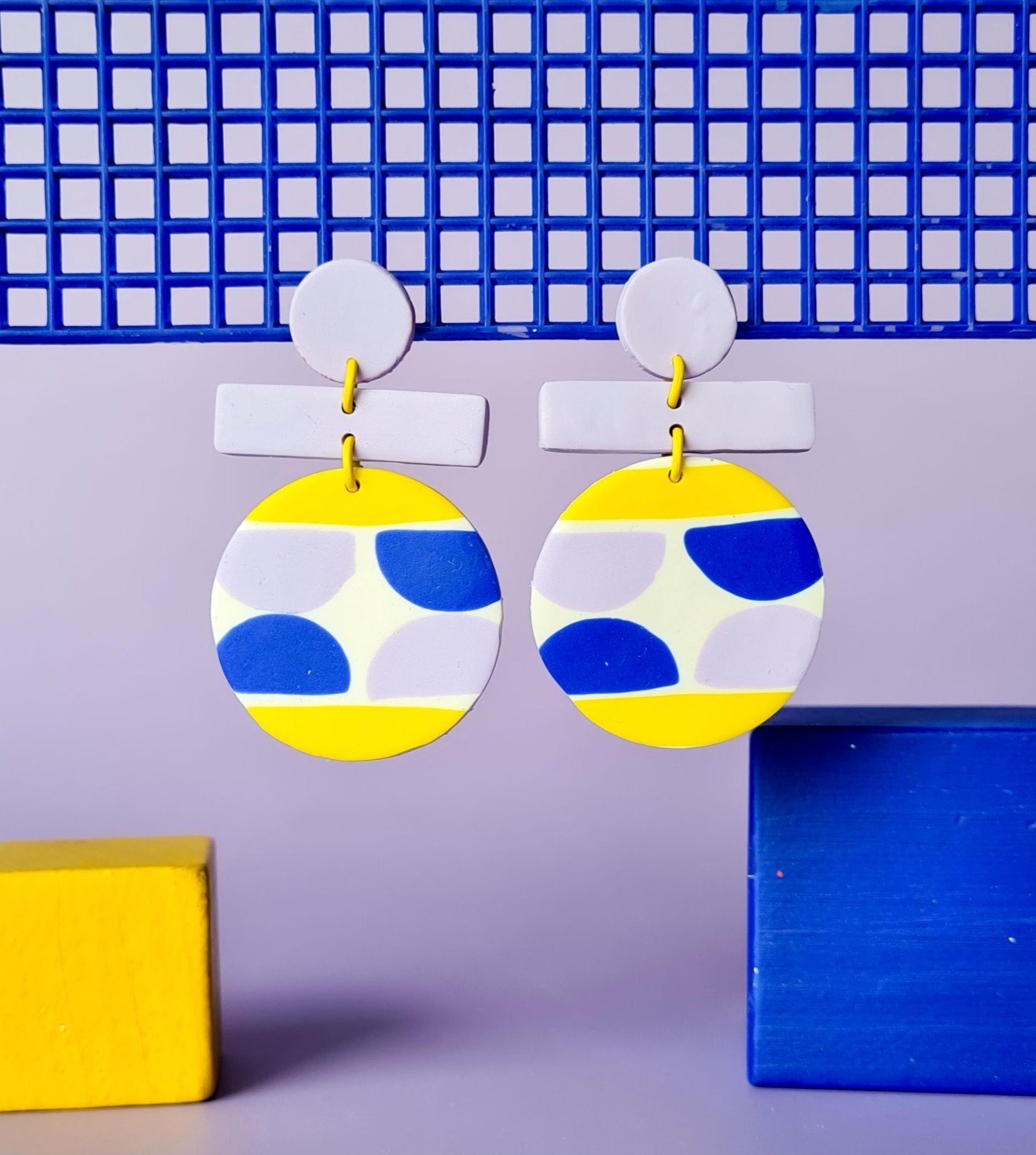 Blue, violet and yellow patterned color block earrings. Handmade polymer clay statement dangles. 80s memphis group, bold dopamine jewelry. - 71662.jpeg Kleurrijke, handgemaakte oorbellen, geel, lila en blauw patroon. Lichtgewicht, dopamine statement Memphis Polymeerklei oorbellen