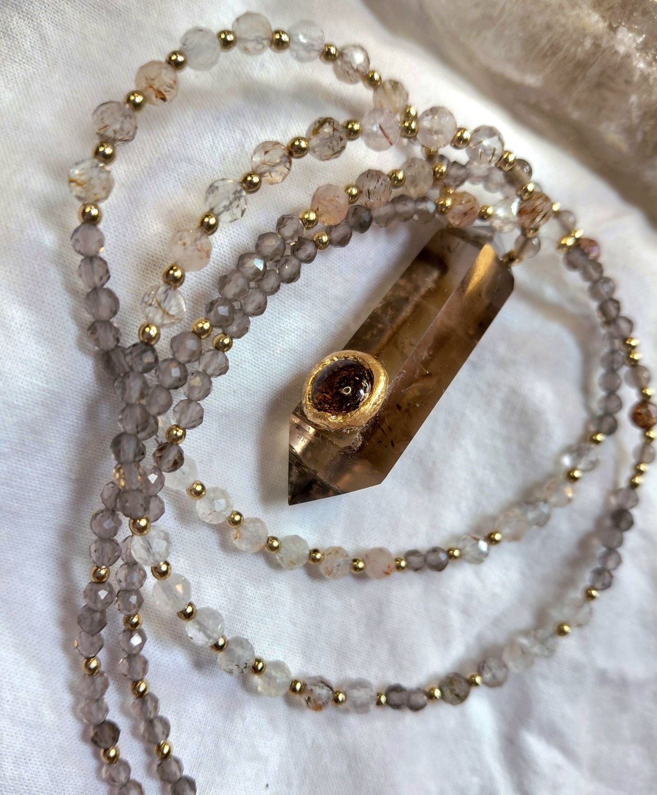 Hanger van rookkwarts en goudrutielkwarts aan een edelstenen ketting - 142431 Hanger van rookkwarts en goudrutielkwarts aan een edelstenen ketting