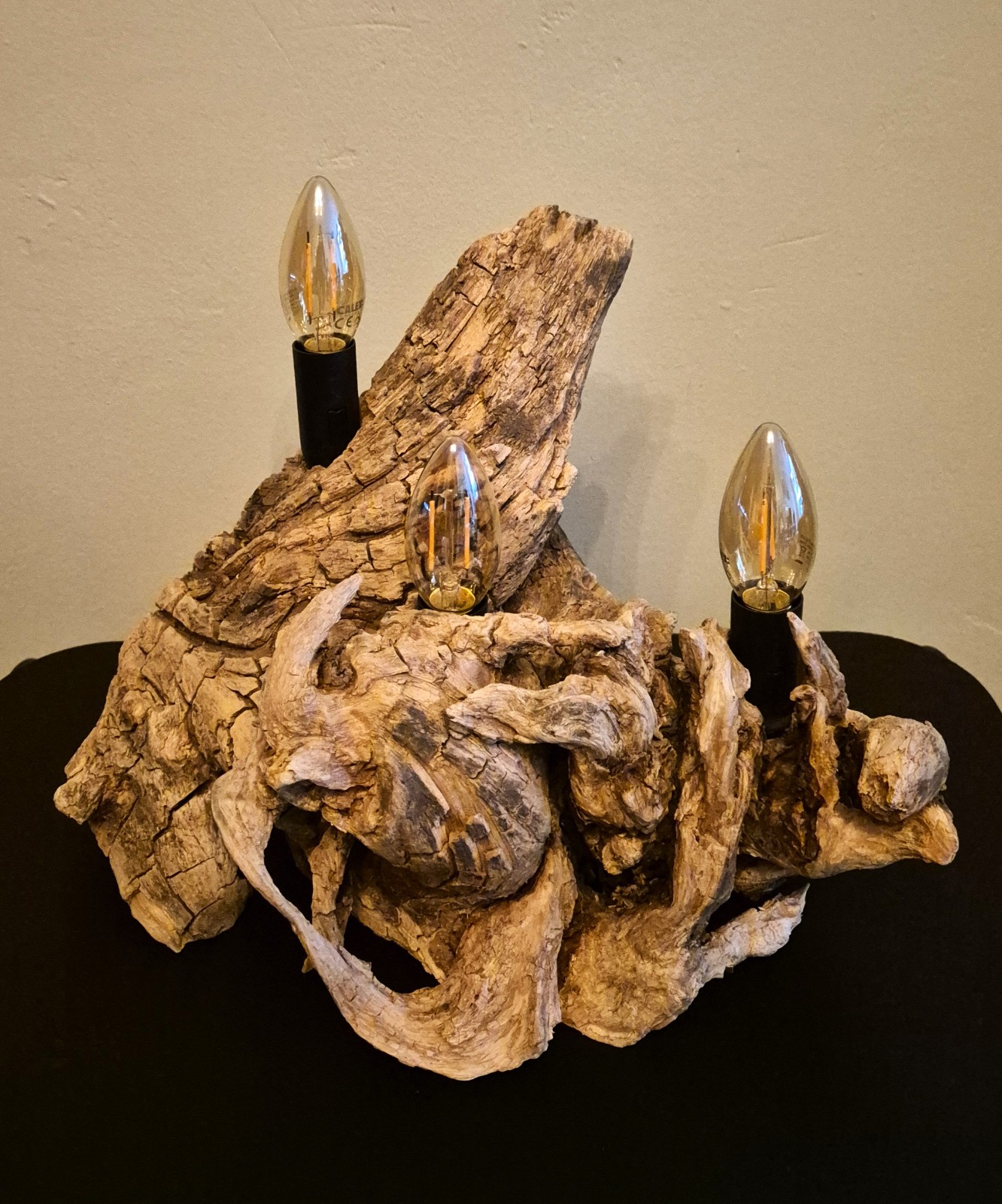 Rustieke lamp van een uniek stuk hout