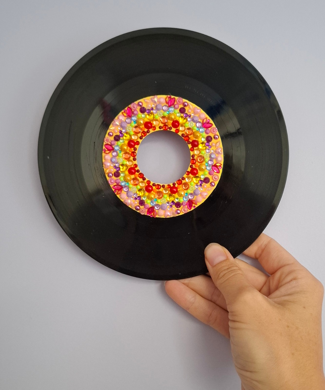 Kunst van vinyl: versierde LP 'Radiant Rainbow' - 84556 Kunst van vinyl: versierde LP 'Radiant Rainbow'