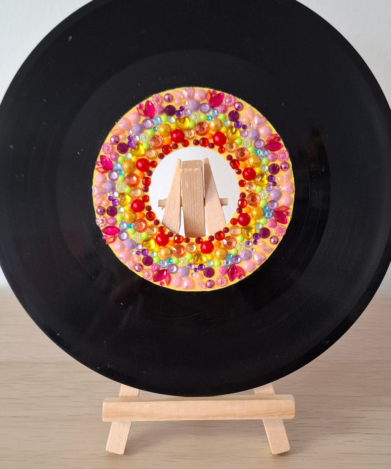 Kunst van vinyl: versierde LP 'Radiant Rainbow' - 84557 Kunst van vinyl: versierde LP 'Radiant Rainbow'