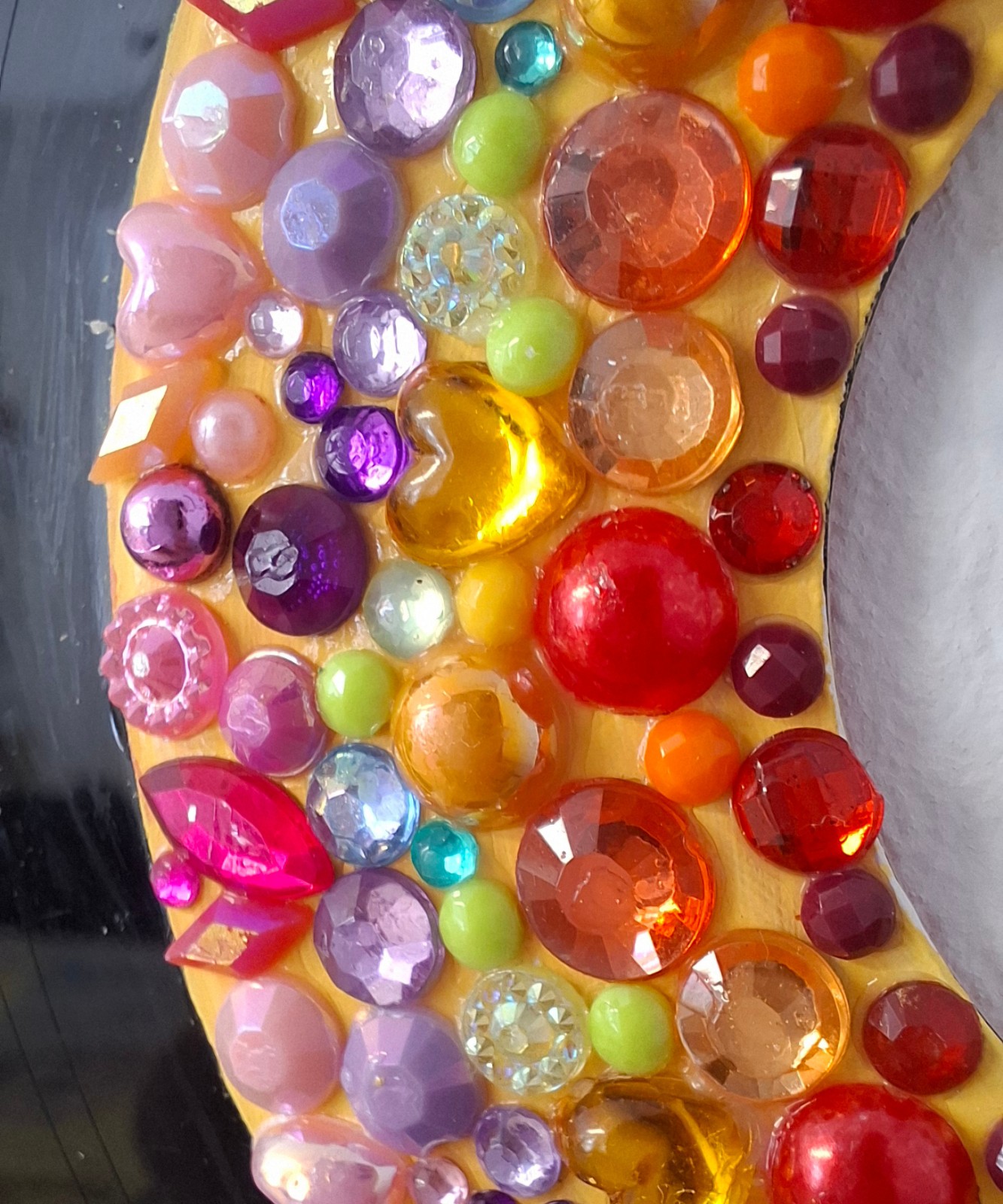 Kunst van vinyl: versierde LP 'Radiant Rainbow' - 84559 Kunst van vinyl: versierde LP 'Radiant Rainbow'