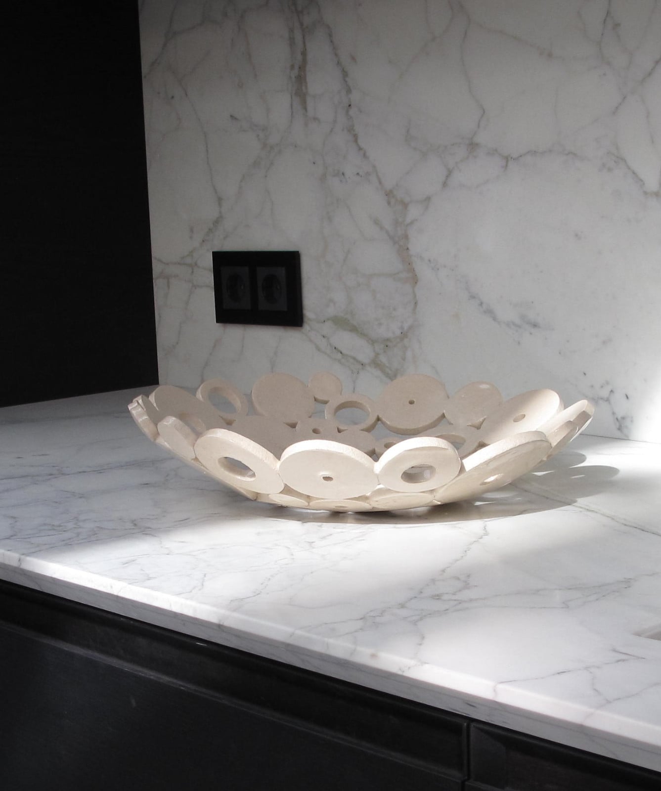 Handgemaakte schaal keramiek, gesigneerd en genummerd(Ø 40 cm) Nicol… - 109096 Handgemaakte schaal keramiek, gesigneerd en genummerd(Ø 40 cm) Nicolaas Maathuis (NIC-O)