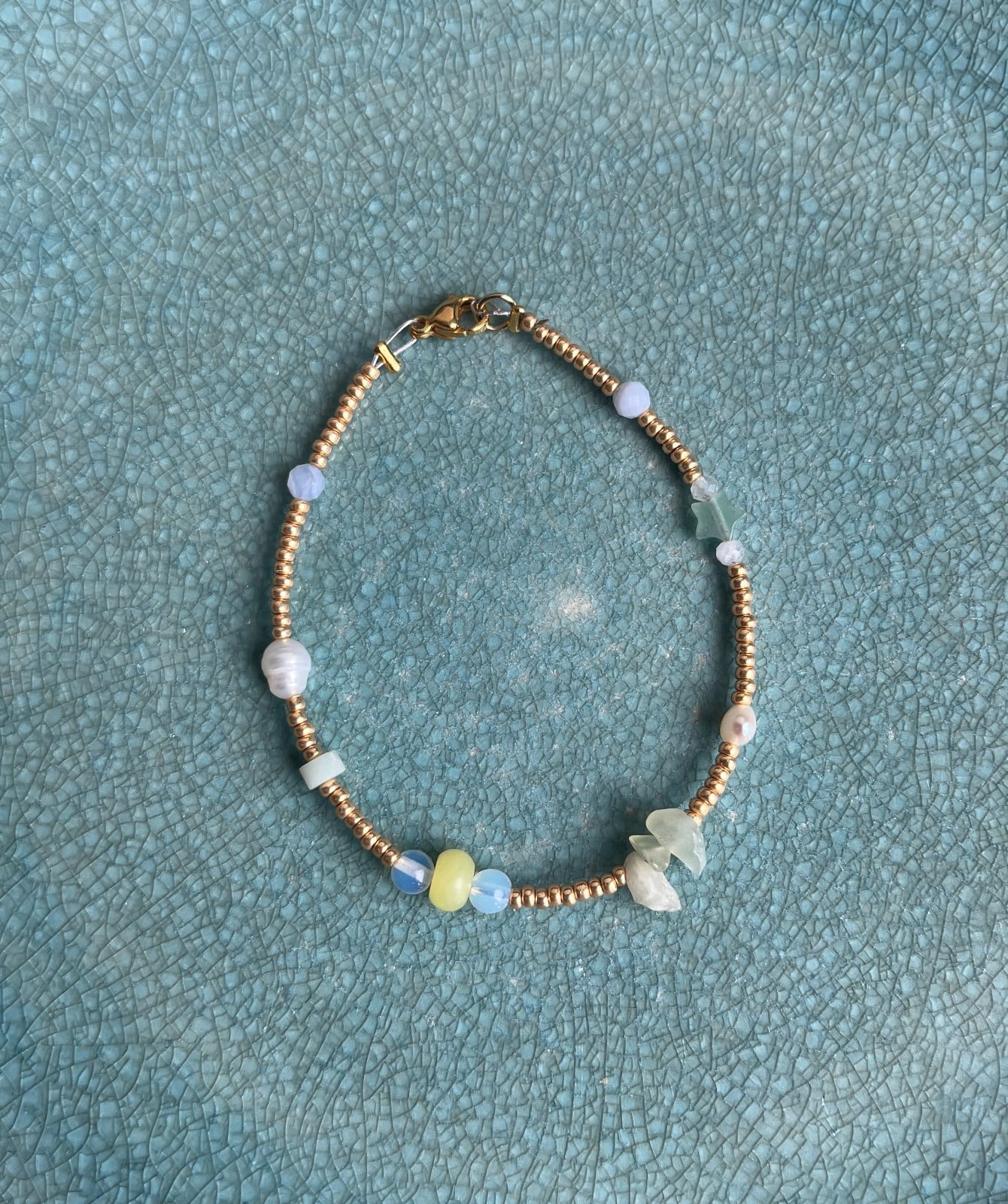 Kralenarmband met halfedelstenen in pasteltinten