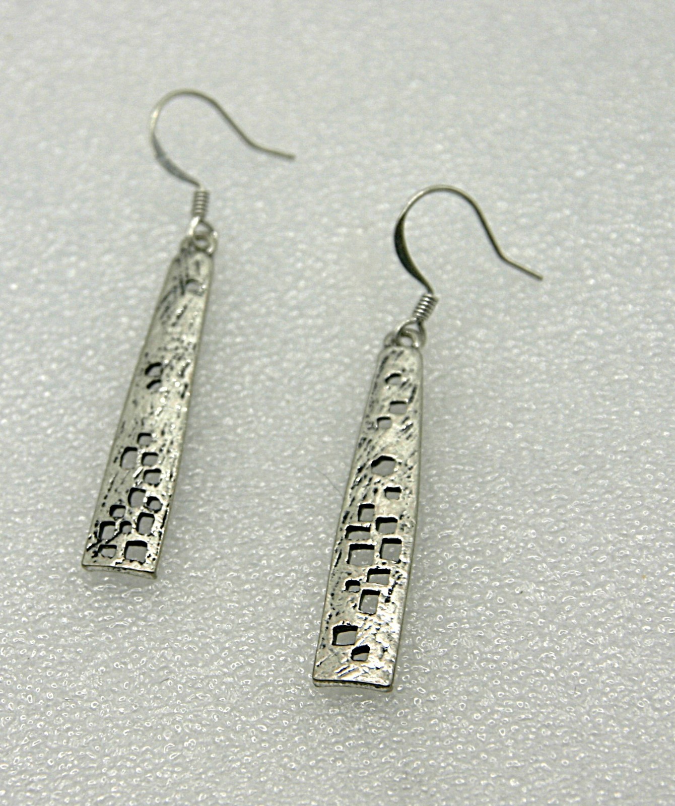 Pagoda zilverkleurige haakoorbellen - 76782 Pagoda zilverkleurige haakoorbellen