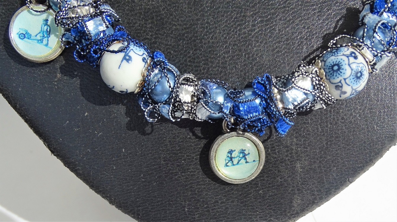 Delftsblauwe ketting met bloemenkralen en oud-Hollandse bedels - 148452 Delftsblauwe ketting met bloemenkralen en oud-Hollandse bedels