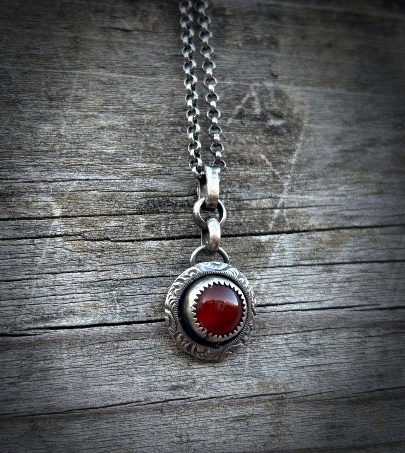 Handgemaakte sterling zilveren hanger met carneool en gegraveerde rand