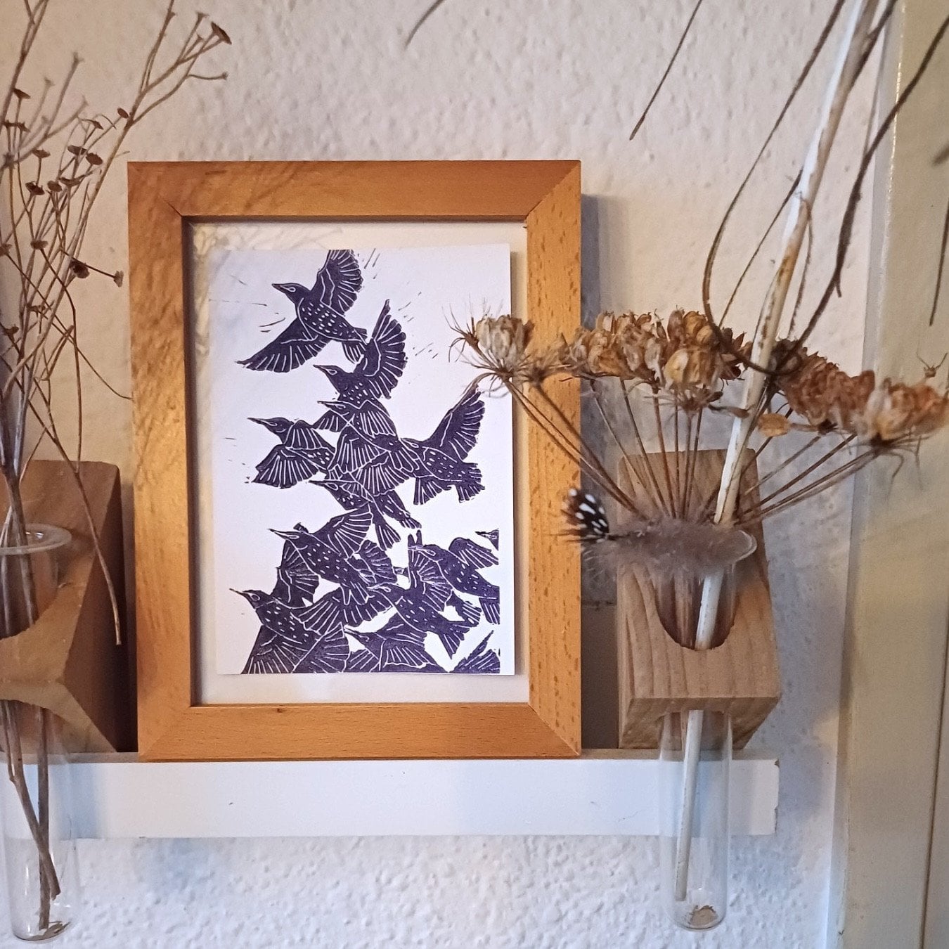 Handgedrukte linoprint Zwerm - 58216.jpeg Linoprint ‘Zwerm’ – A6 grafische spreeuwenprint in paars op ivoorpapier
