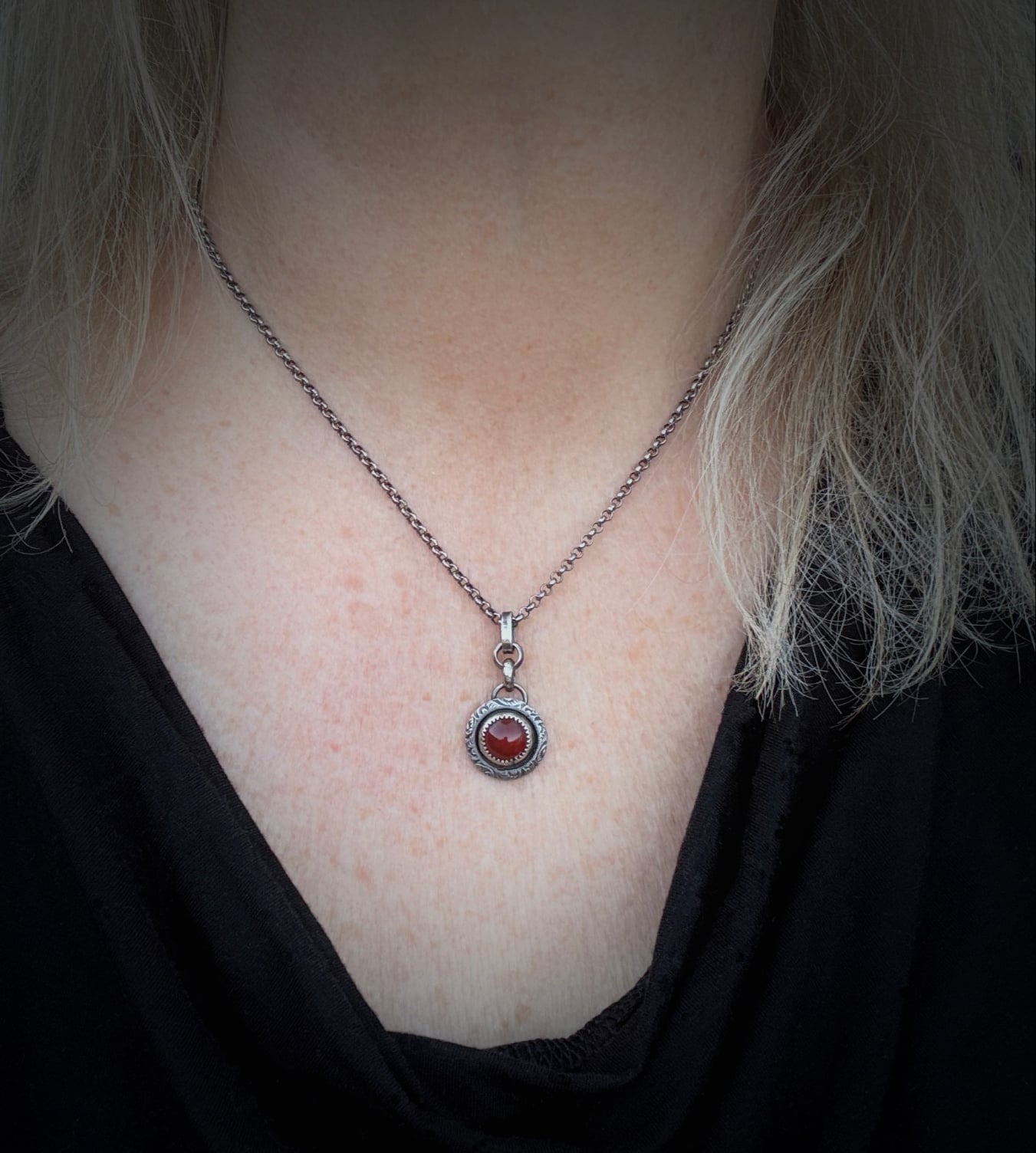 Handgemaakte sterling zilveren hanger met carneool en gegraveerde rand