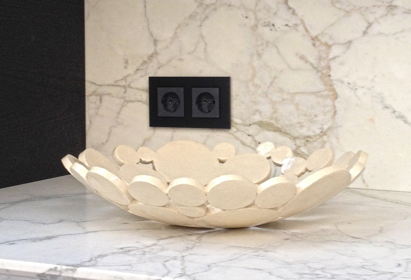 Handgemaakte schaal keramiek (variant), gesigneerd en genummerd(Ø 40… - 109145 Handgemaakte schaal keramiek (variant), gesigneerd en genummerd(Ø 40 cm) Nicolaas Maathuis (NIC-O)