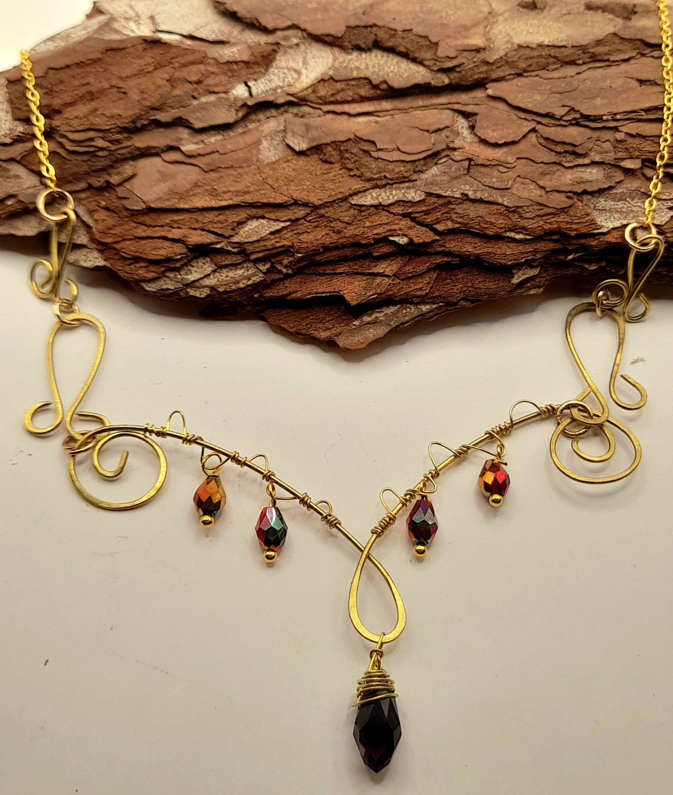 Magische handgemaakte fairytale ketting van gehamerd messing