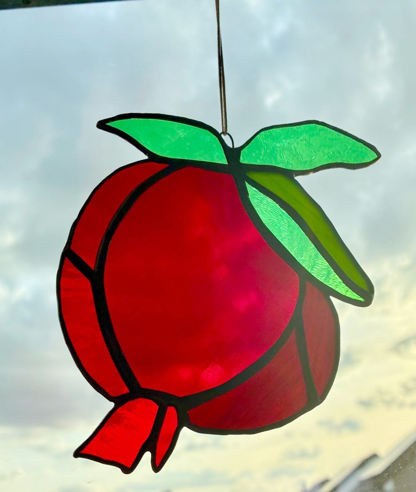 Granaatappel glas-in-lood suncatcher | Handgemaakte decoratie met Tiffany-techniek