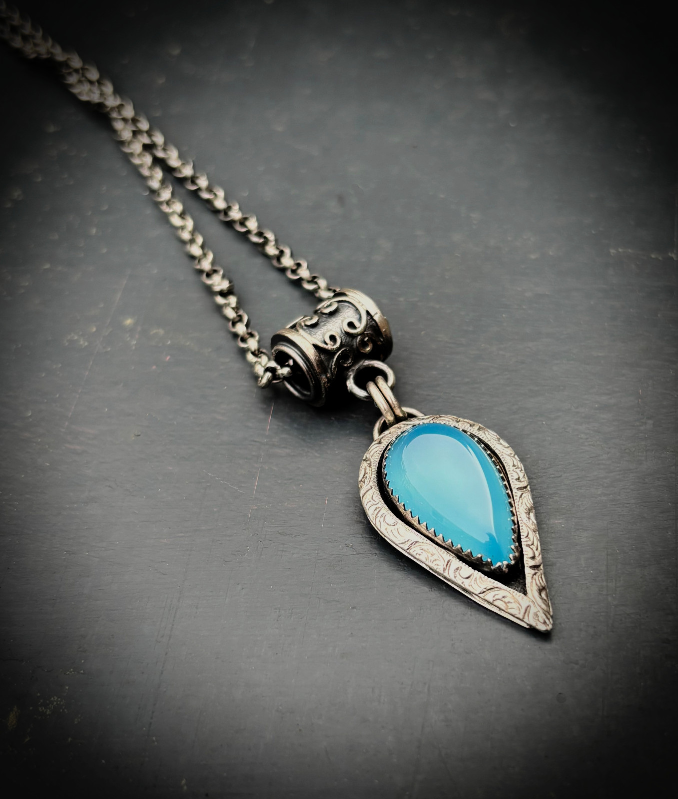 Zilveren hanger met blauwe chalcedoon druppel – zonder ketting