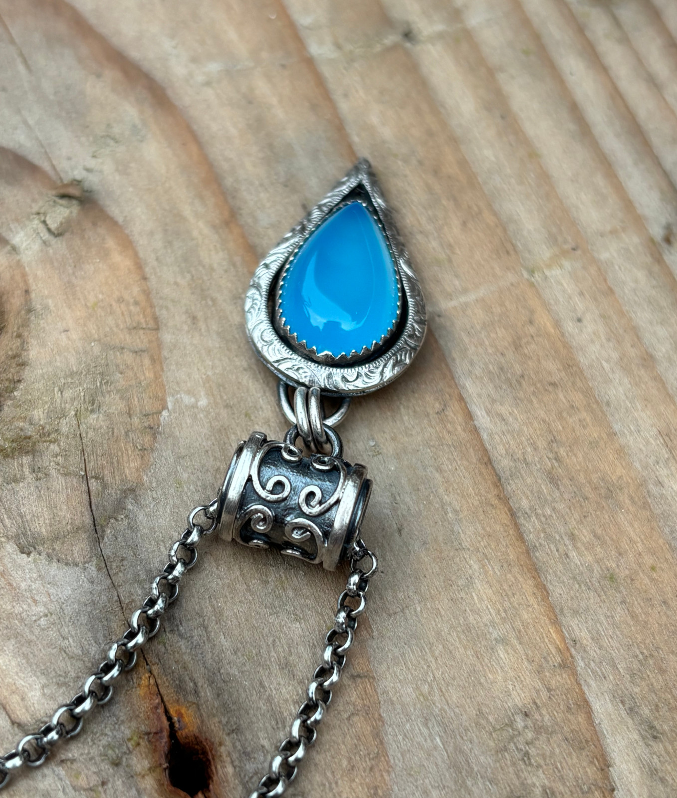 Zilveren hanger met blauwe chalcedoon druppel – zonder ketting