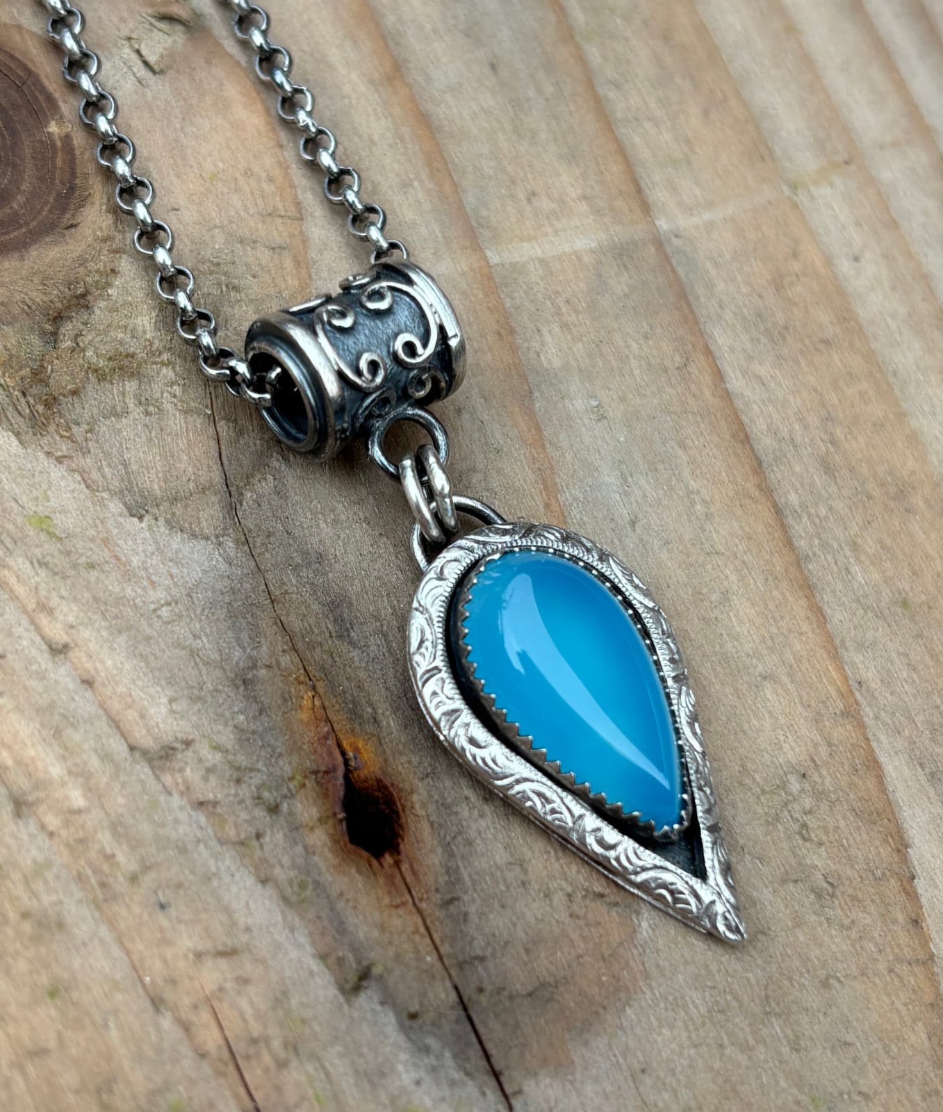 Zilveren hanger met blauwe chalcedoon druppel – zonder ketting