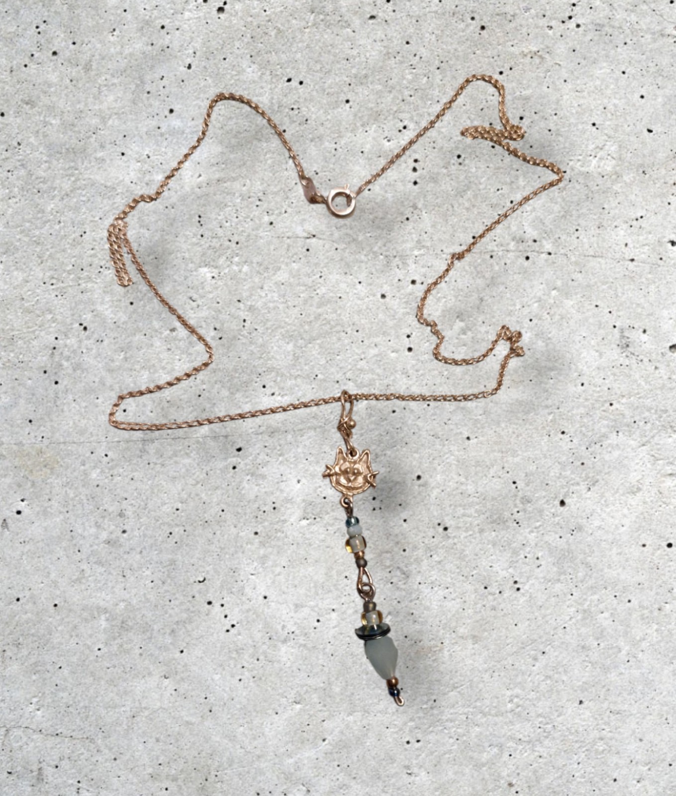 Zilveren halsketting kat en blauwe kralen - 65660.jpeg Zilveren halsketting kat en blauwe kralen