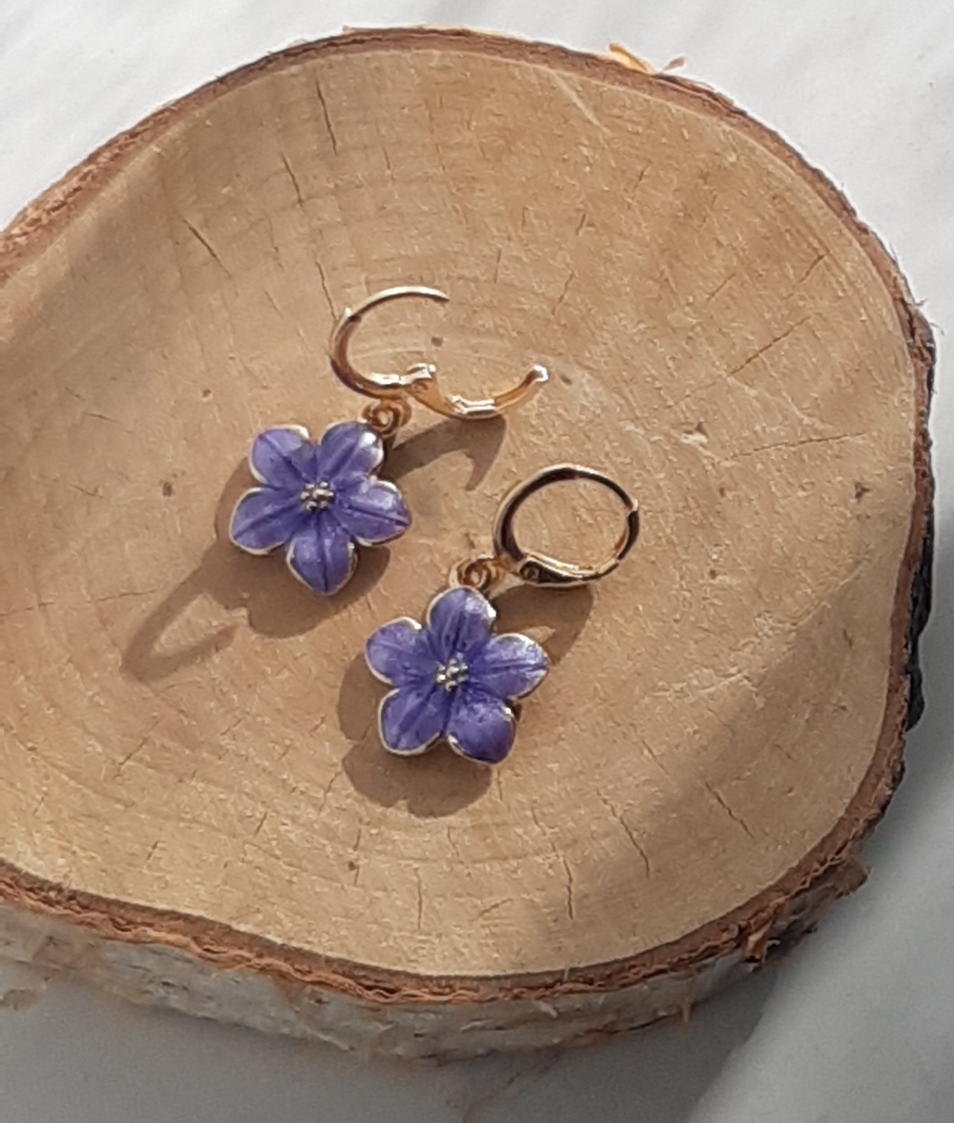 Fleurige oorbellen: Handgemaakt met bloem bedeltje