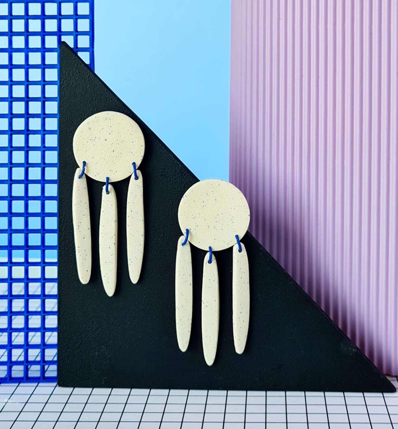 4 colors - textured minimal colorblock polymer clay earrings. 80s fun geometric playful lightweight dangle, edgy artistic statement earrings - 71690.jpeg Kleurrijke, handgemaakte colorblocked oorbellen, beschikbaar in 4 kleuren. Lichtgewicht, dopamine statement Memphis Polymeerklei oorbellen