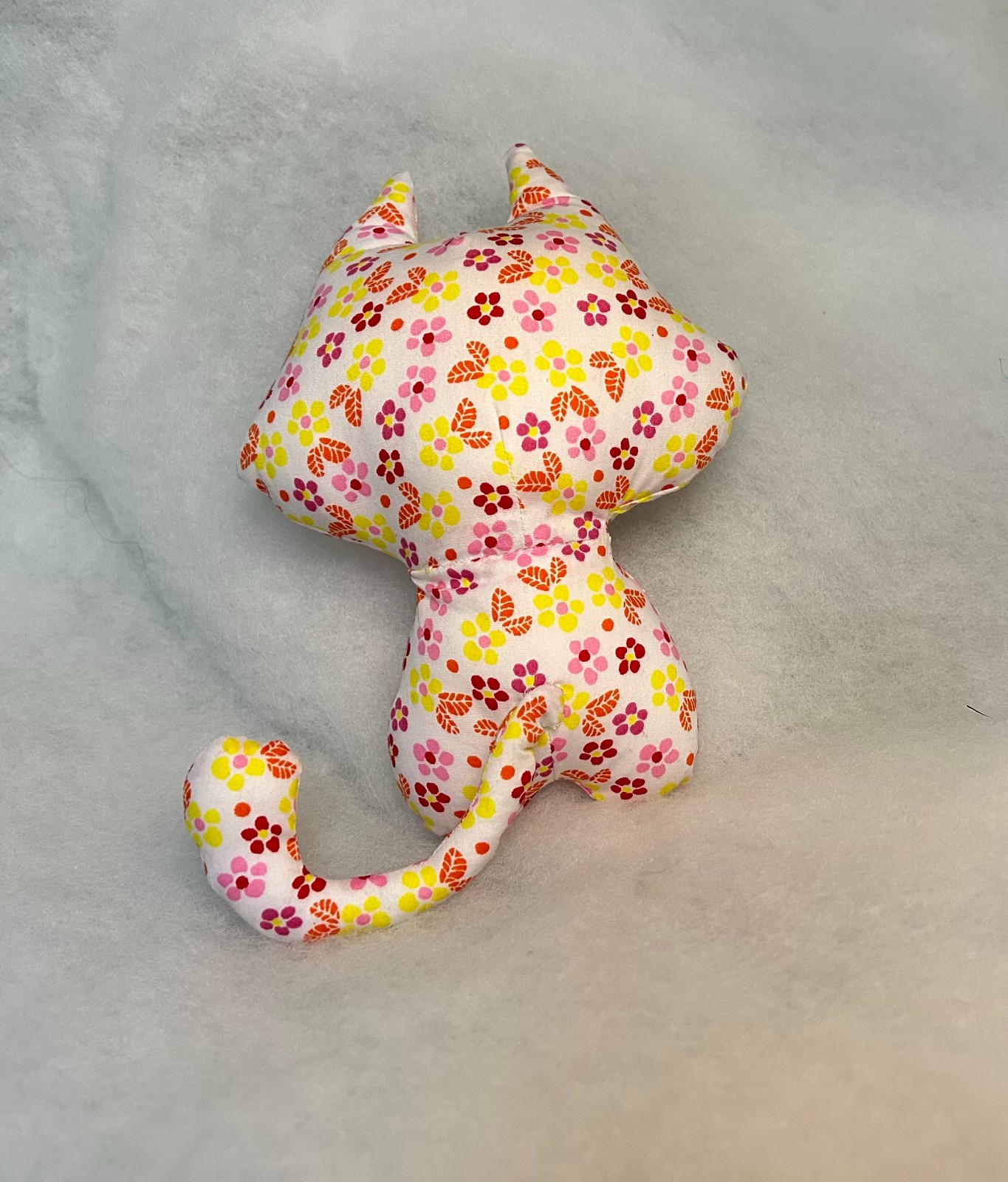 Handgemaakte kattenknuffel – vrolijke katoenen knuffel van 21 cm - 151131 Handgemaakte kattenknuffel – vrolijke katoenen knuffel van 21 cm
