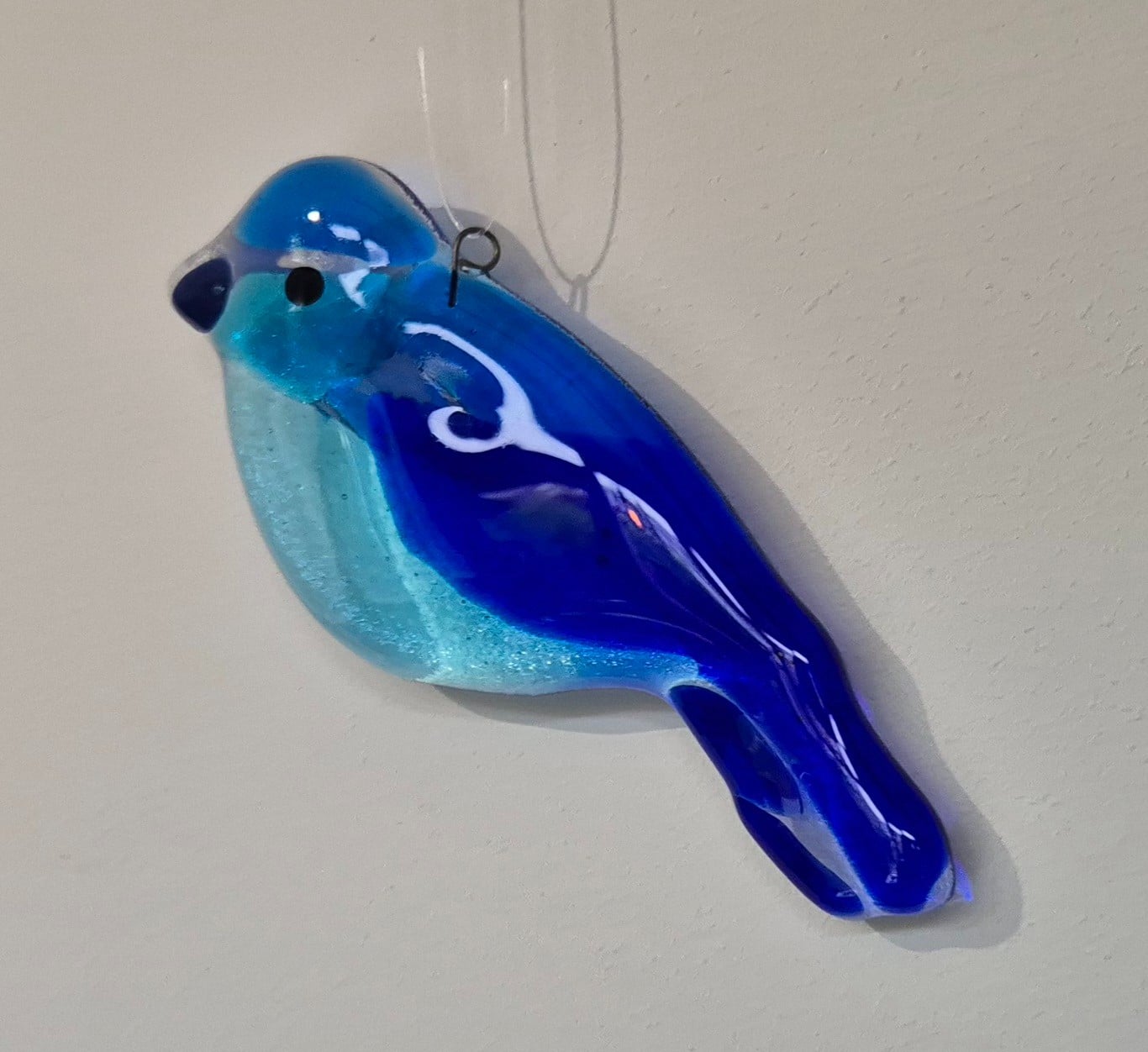 Glasfusing vogel hanger – handgemaakte glazen suncatcher voor raam of tuin – 11 x 6 cm