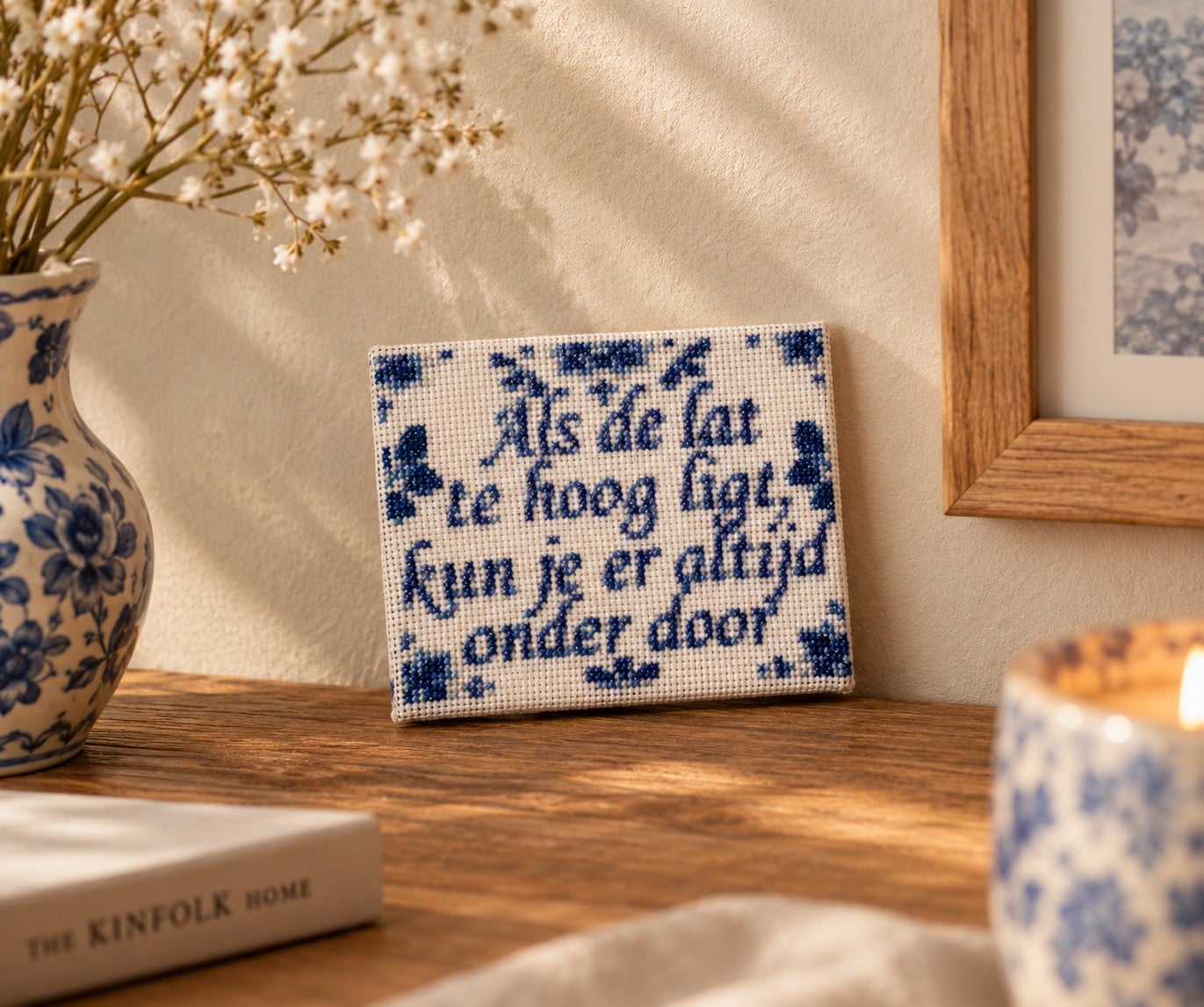 Geborduurd delfts blauw tegeltje, als de lat te hoog ligt kan je er a… - 150071 Geborduurd delfts blauw tegeltje, als de lat te hoog ligt kan je er altijd onderdoor