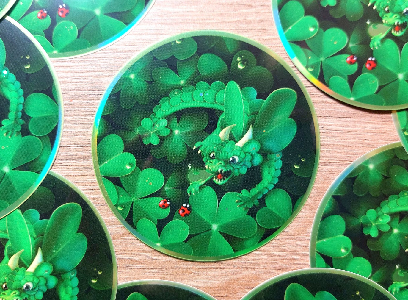 Klaverdraak sticker holografisch  8x8 cm (3x3 inch)