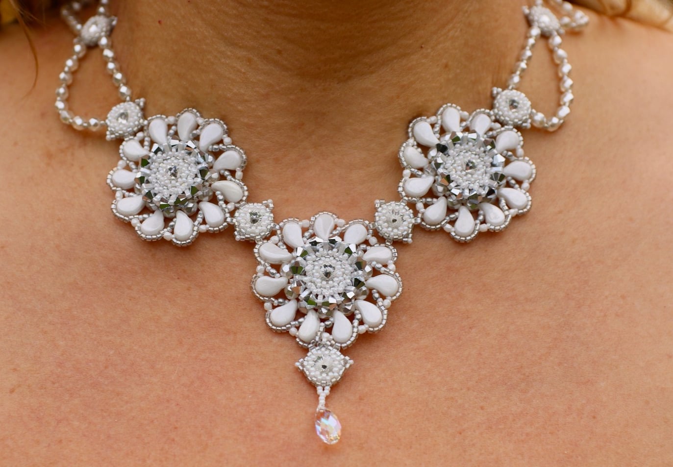 Handgemaakte statement ketting 'Poppy' Chalk en Pearl White met Swarovski kristallen en Miyuki kralen – Bruid & Gala
