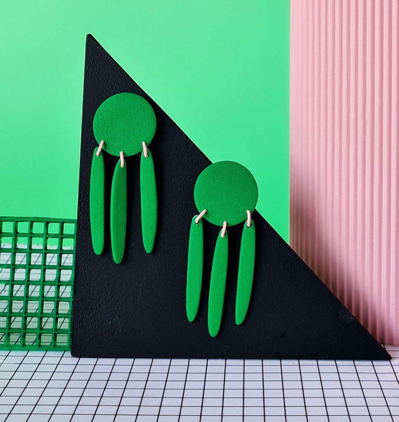 6 colors - textured minimal colorblock polymer clay earrings. 80s fun geometric playful lightweight dangle, edgy artistic statement earrings - 71688.jpeg Kleurrijke, handgemaakte colorblocked oorbellen, beschikbaar in 4 kleuren. Lichtgewicht, dopamine statement Memphis Polymeerklei oorbellen