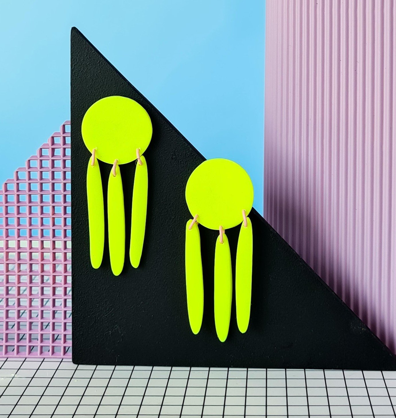 6 colors - textured minimal colorblock polymer clay earrings. 80s fun geometric playful lightweight dangle, edgy artistic statement earrings - 71689.jpeg Kleurrijke, handgemaakte colorblocked oorbellen, beschikbaar in 4 kleuren. Lichtgewicht, dopamine statement Memphis Polymeerklei oorbellen