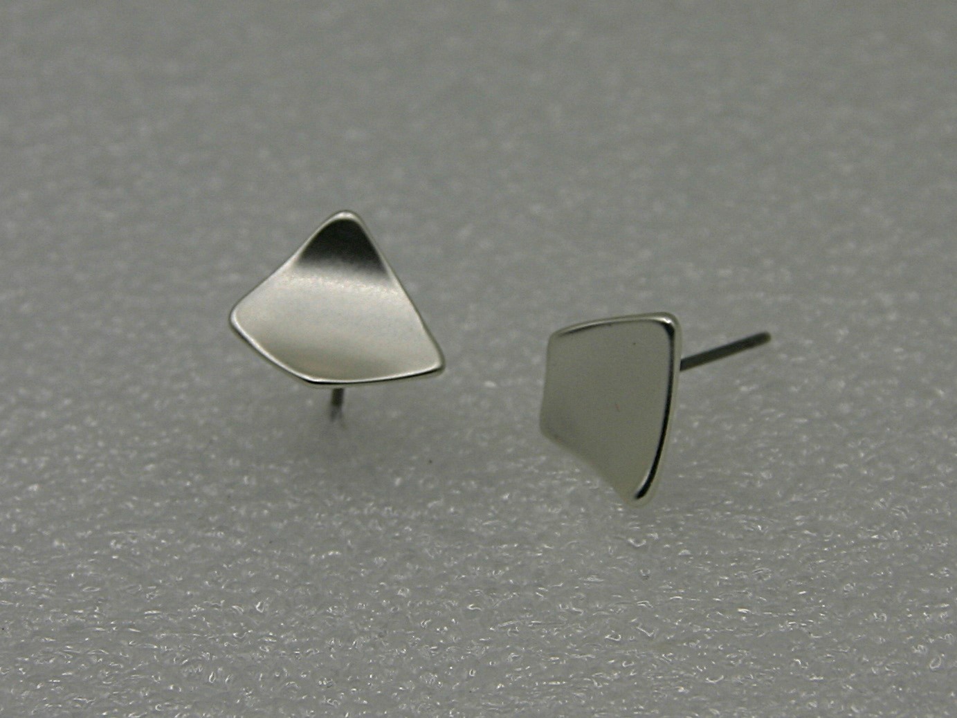 Twisted matte zilveren knoopoorbellen. - 72449 Twisted matte zilveren knoopoorbellen.