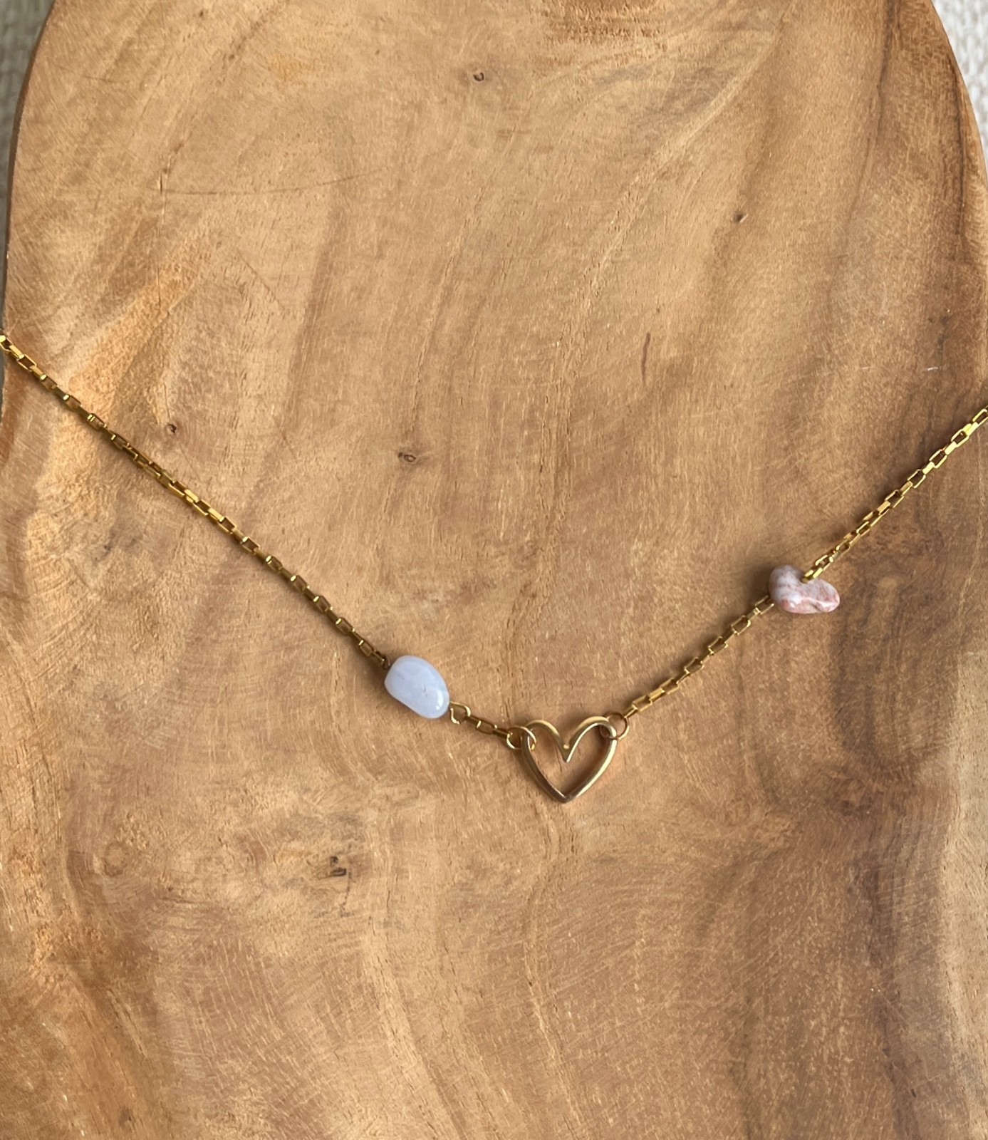 Vergulde ketting met hartje en kraaltjes van agaat en jaspis