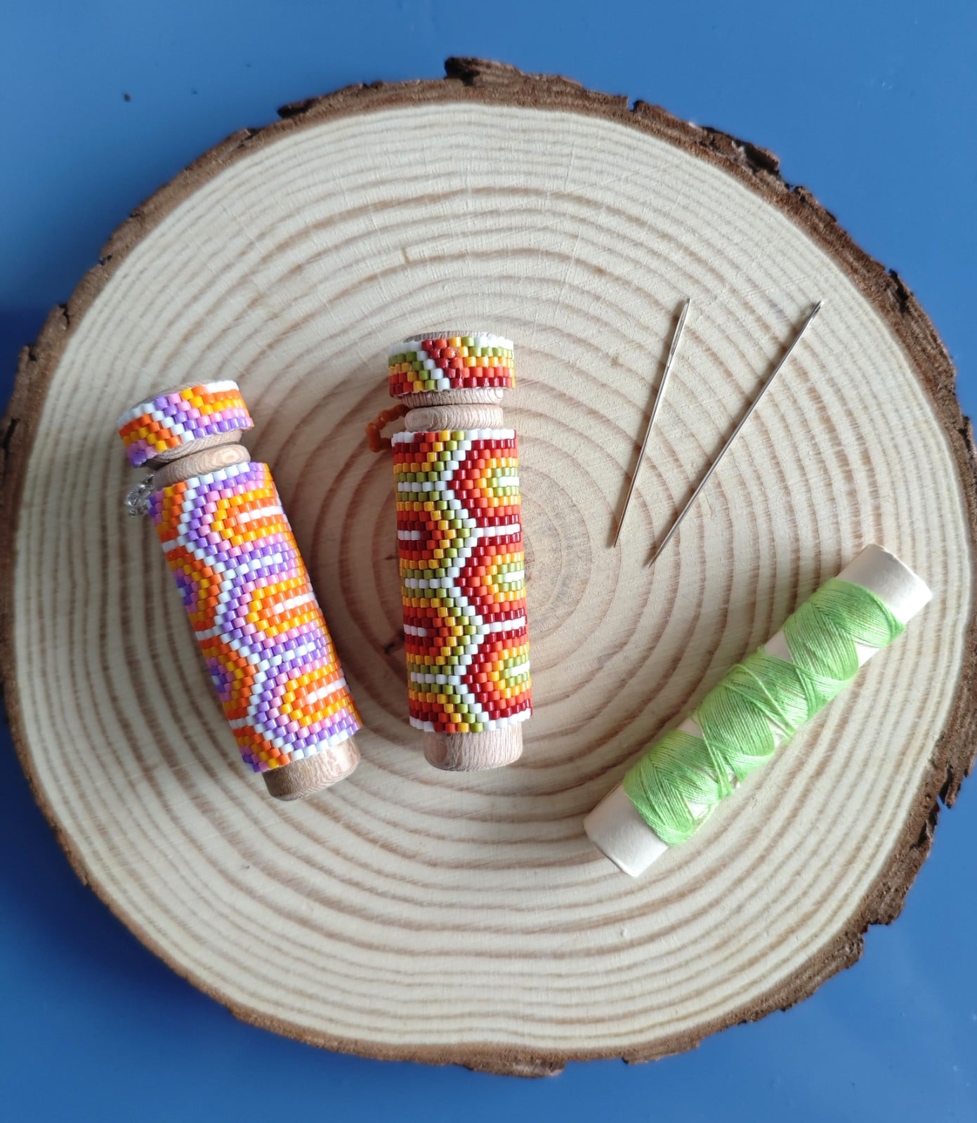Houten naaldenkoker met kralen, 'retro vibes'