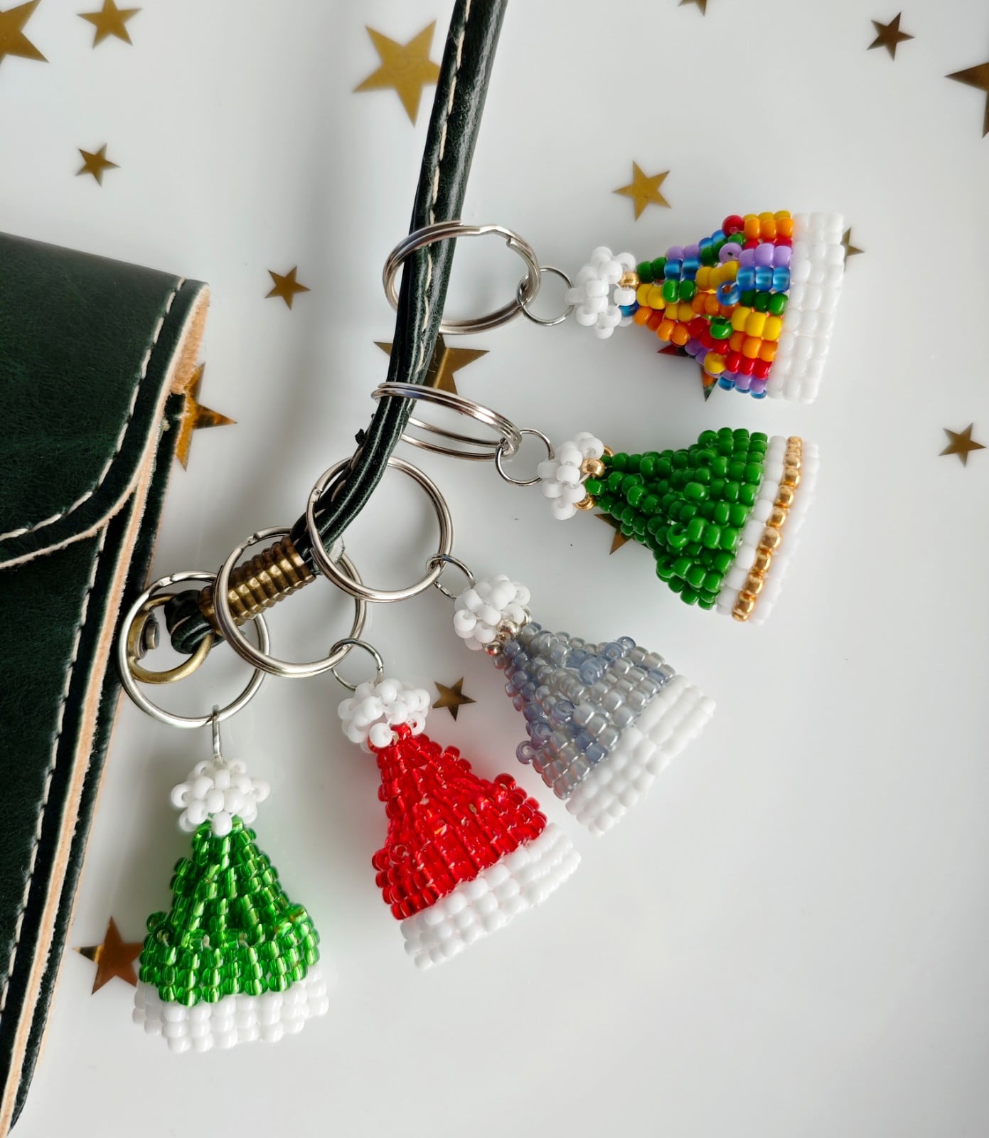 Handgemaakte sleutelhanger van kralen, 'Santa's Hat mini' - 154695 Handgemaakte sleutelhanger van kralen, 'Santa's Hat mini'