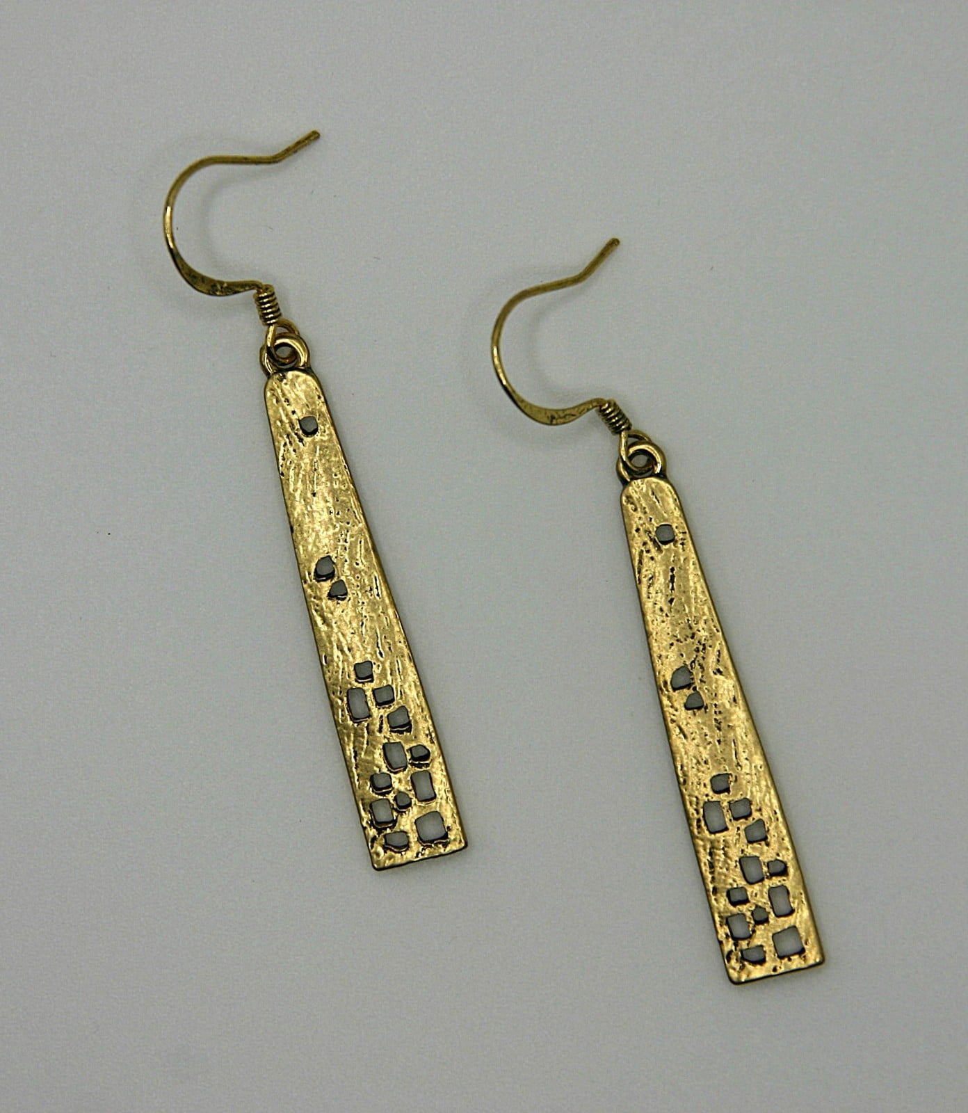 Pagoda goudkleurige haakoorbellen